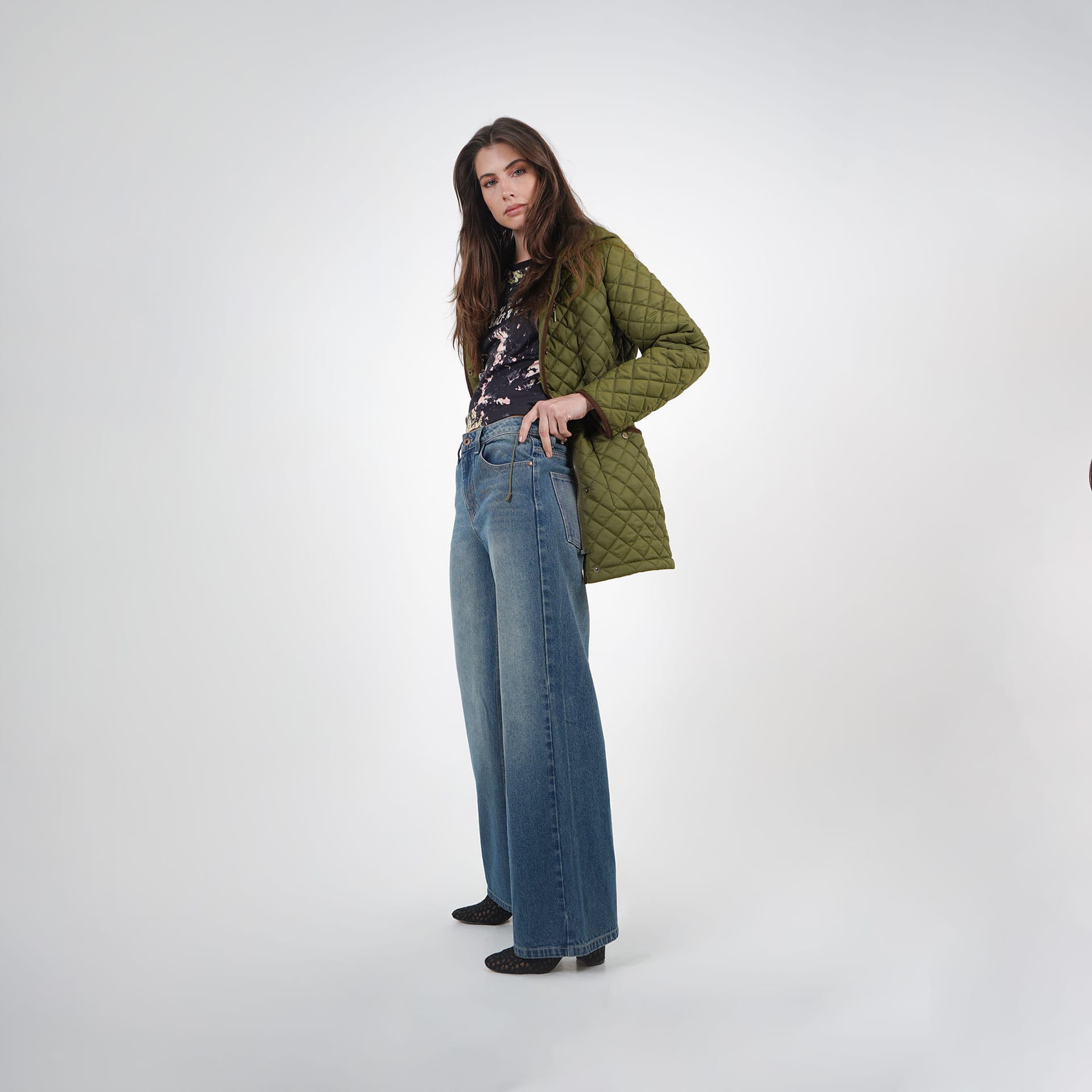 Chaqueta acolchada larga cuello alto con capucha y ajuste en cintura - imagen 18