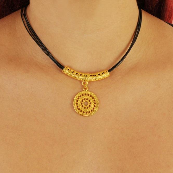 Collar Cuero 4 Vueltas y Dije Pequeño Pectoral Solar Muisca - imagen 2