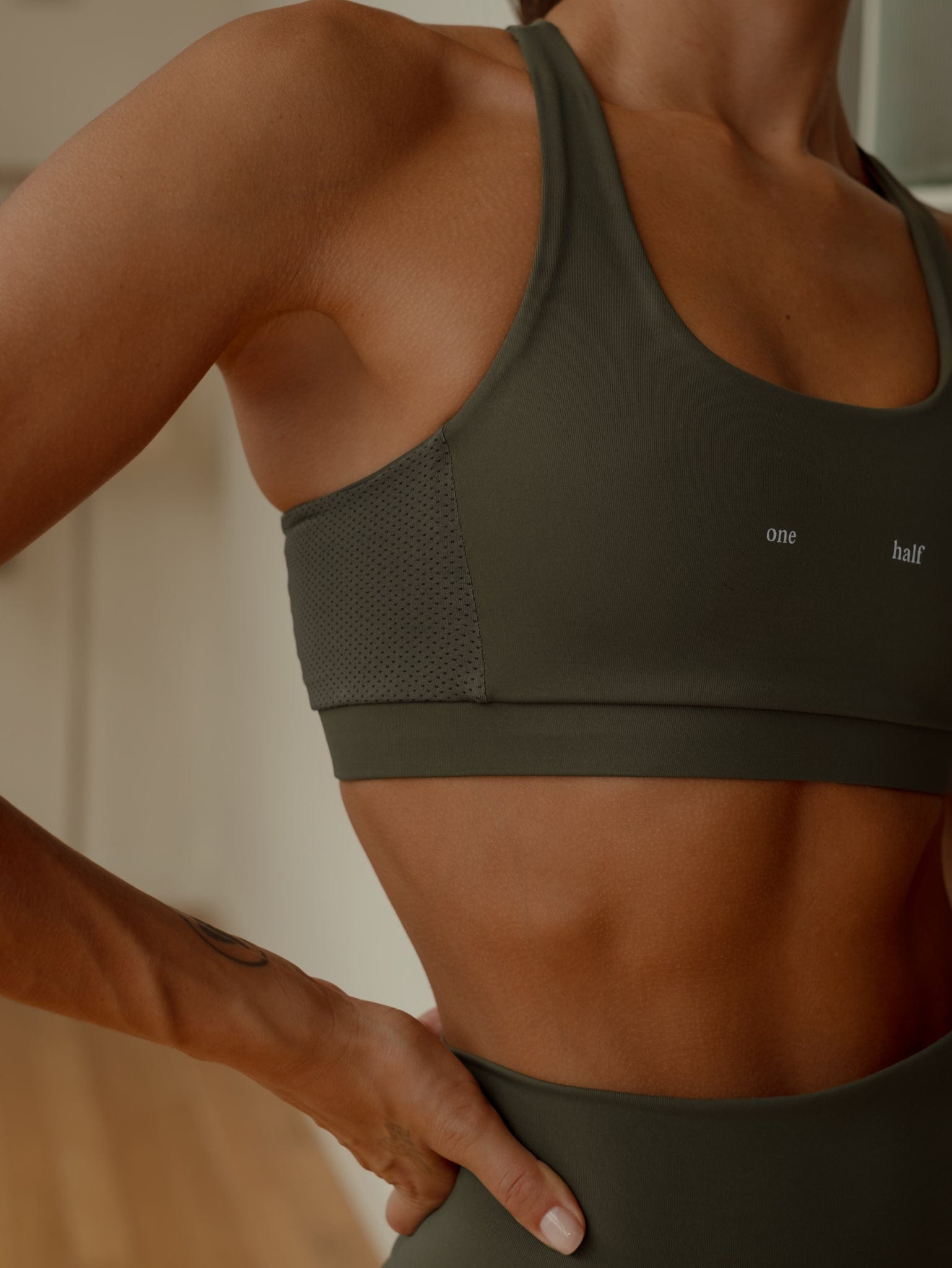 HIKING CROP TOP - PESTO - imagen 4