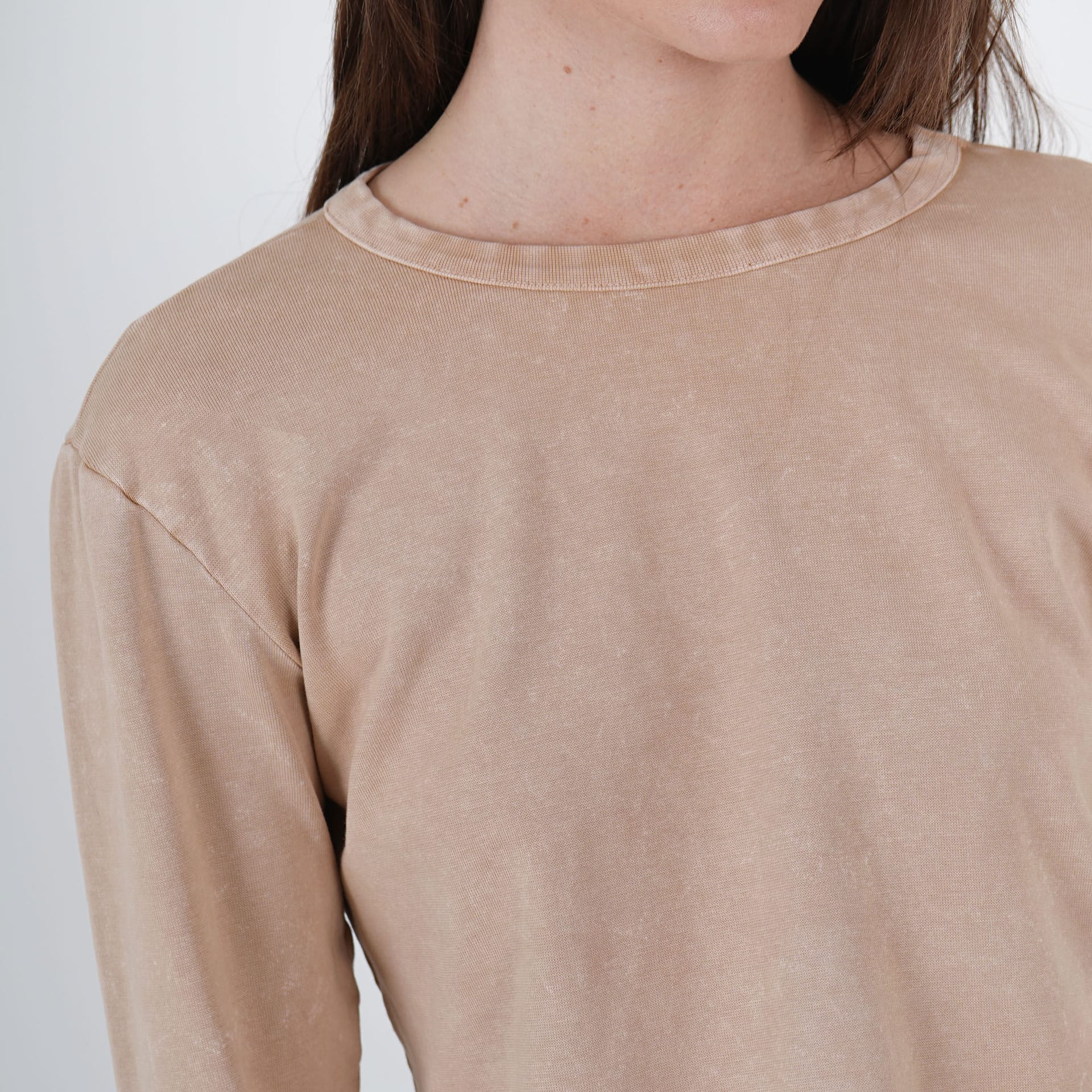 Camiseta crop cuello redondo manga larga y pinzas - imagen 2