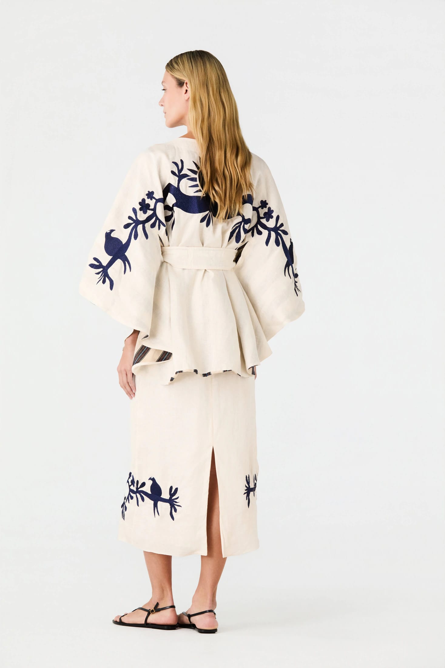 Cavalo Embroidered Linen Poncho / Ivory and Navy - imagen 2