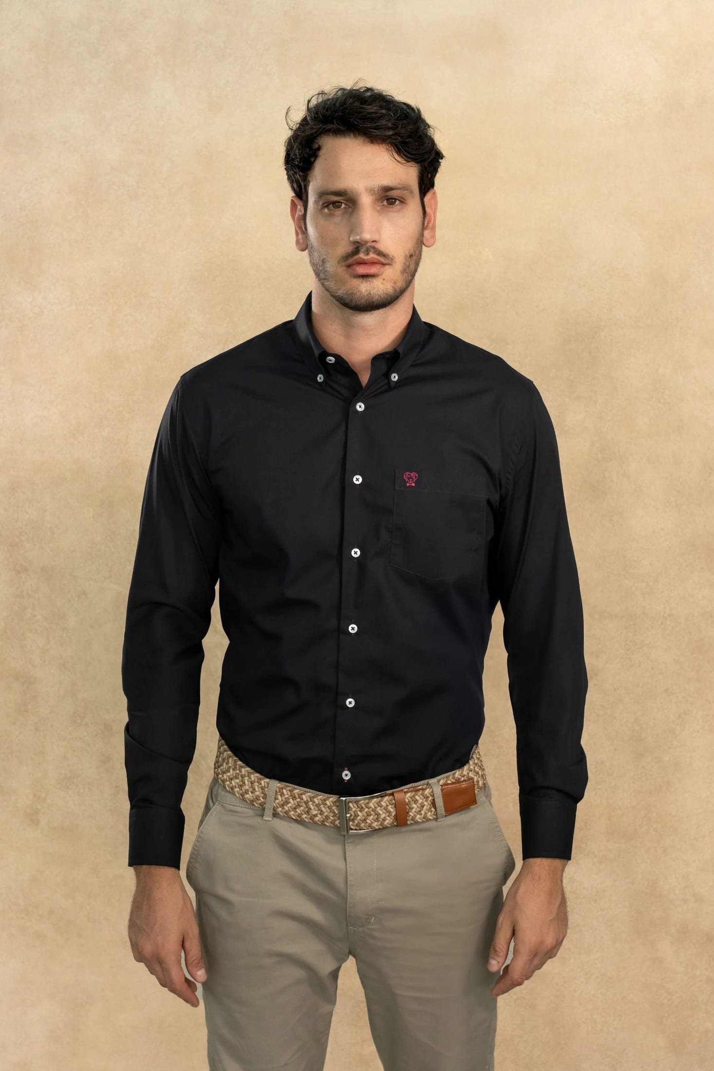 Camisa Antimanchas Popelina Negro con Bolsillo Logo Burgundy - Talla Regular - imagen 1