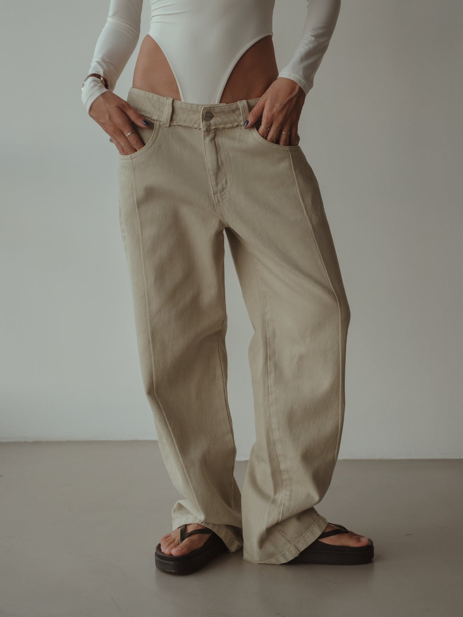 SPLIT LEG STRAIGHT JEAN - ASH - imagen 1