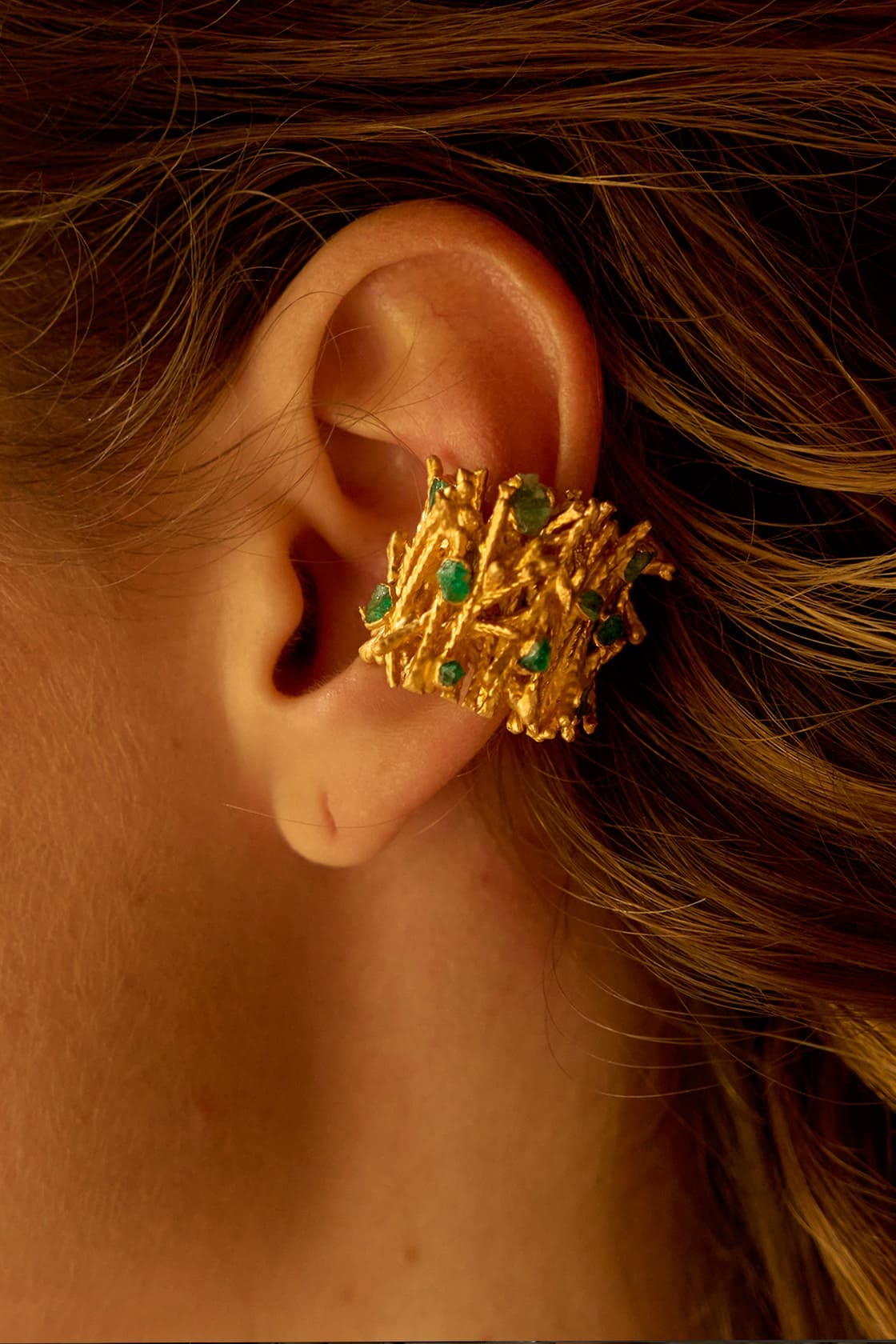 PINE AND ROUGH EMERALDS EARCUFF - imagen 3