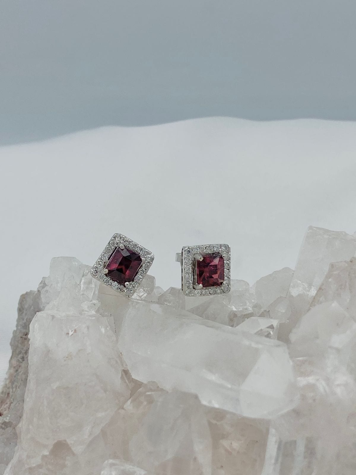 Aretes Granate con Diamantes en Oro 18K Blanco. - imagen 2