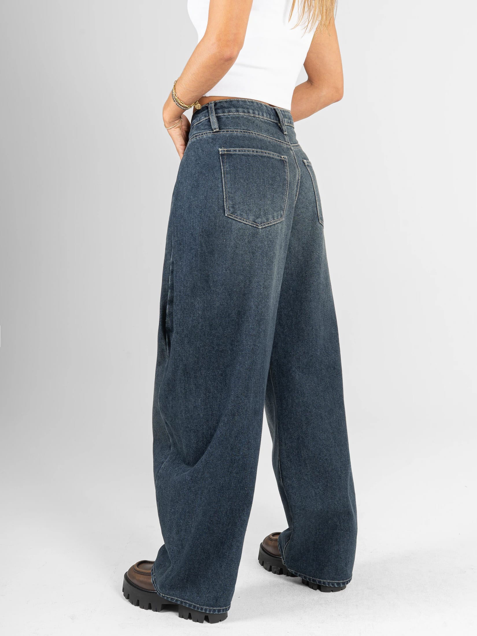 Ref: 066614 Jean wide leg , rígido, tiro medio, detalle de pliegue en costado, tono azul medio - imagen 3
