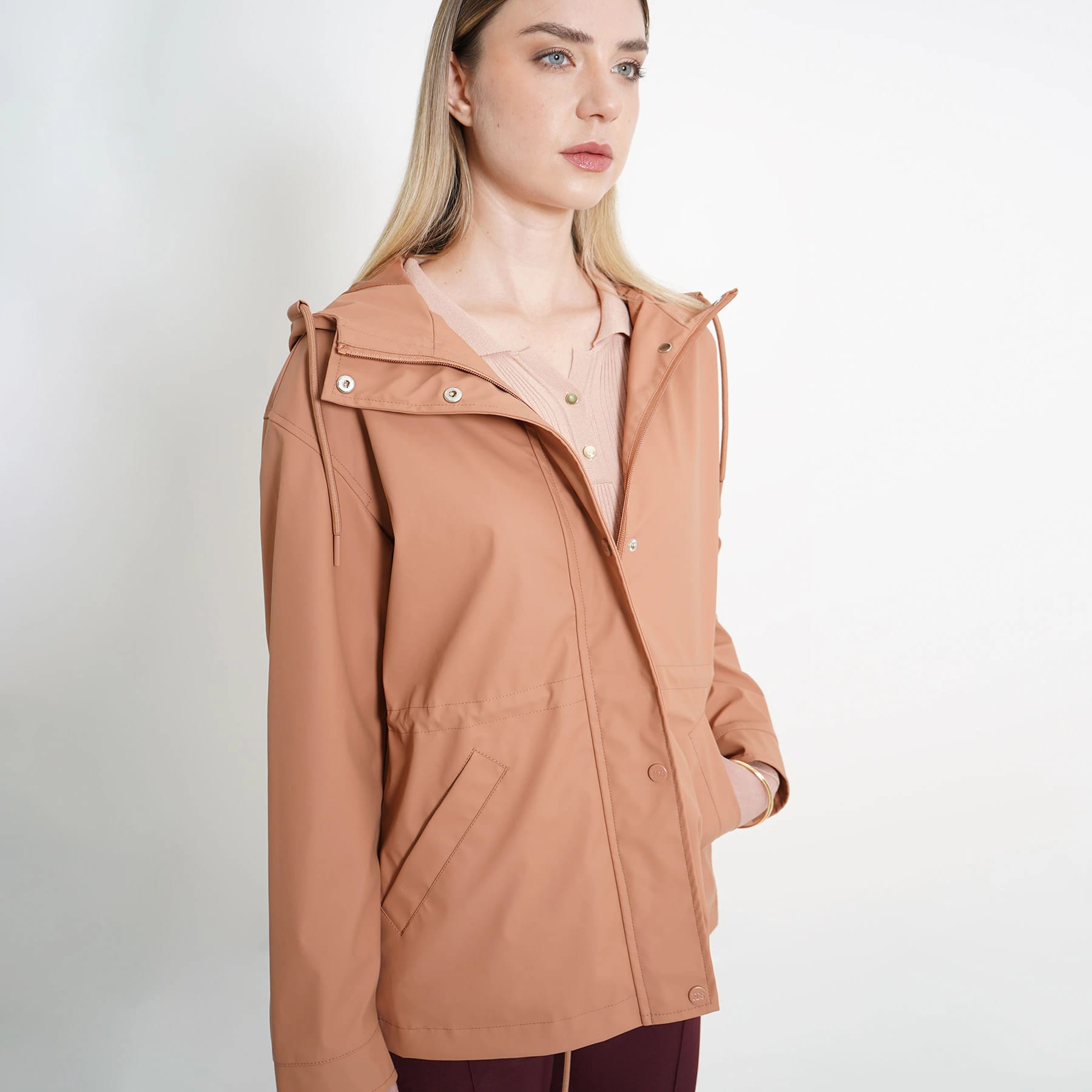 Chaqueta raincoat impermeable con capucha y ajuste en cintura - imagen 8
