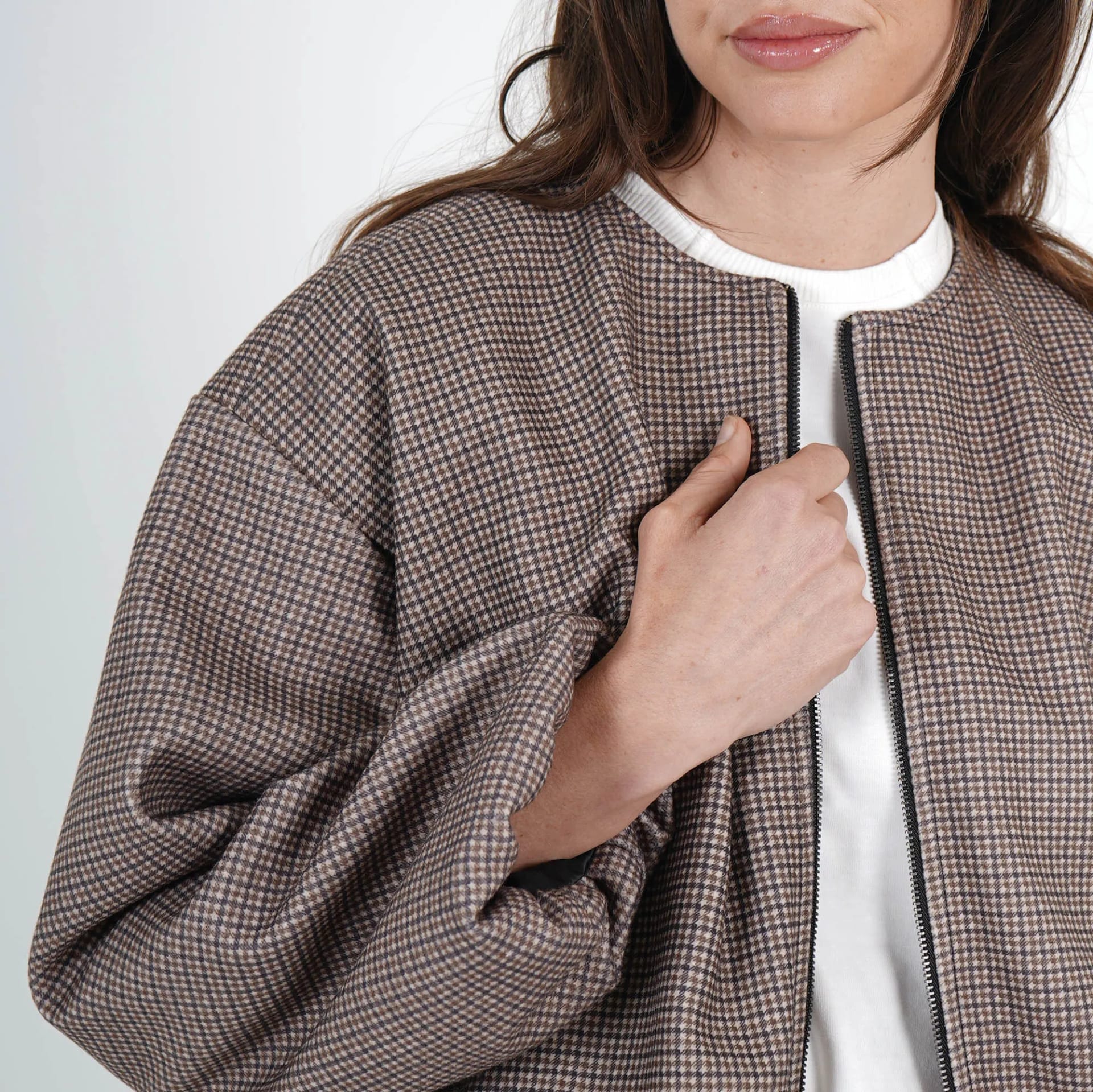 Chaqueta bomber estampado cuadros cuello redondo - imagen 7