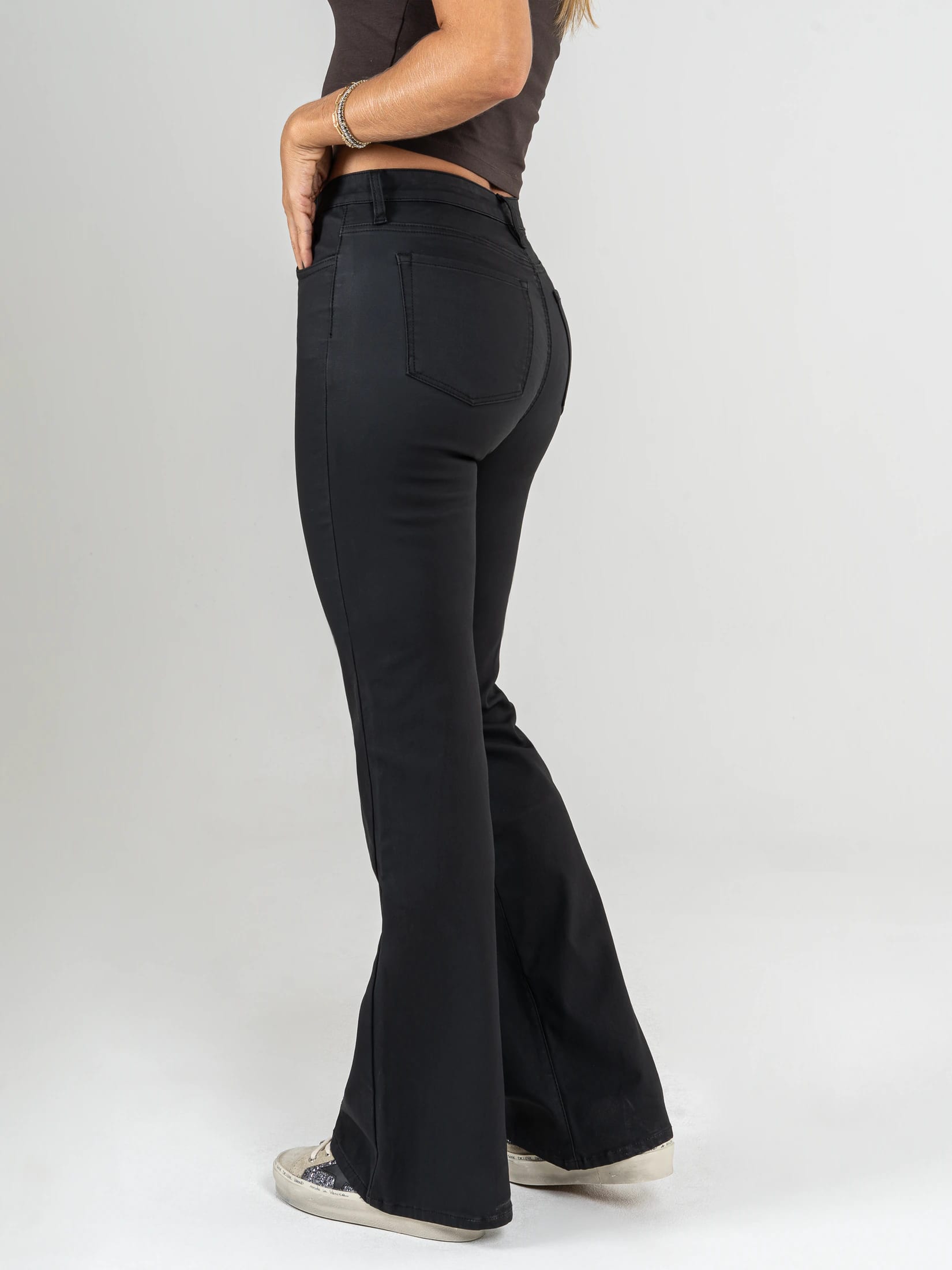 Ref: 065963 Pantalón flare stretch, bota ancha, efecto cuero, tiro alto, tono negro. - imagen 2