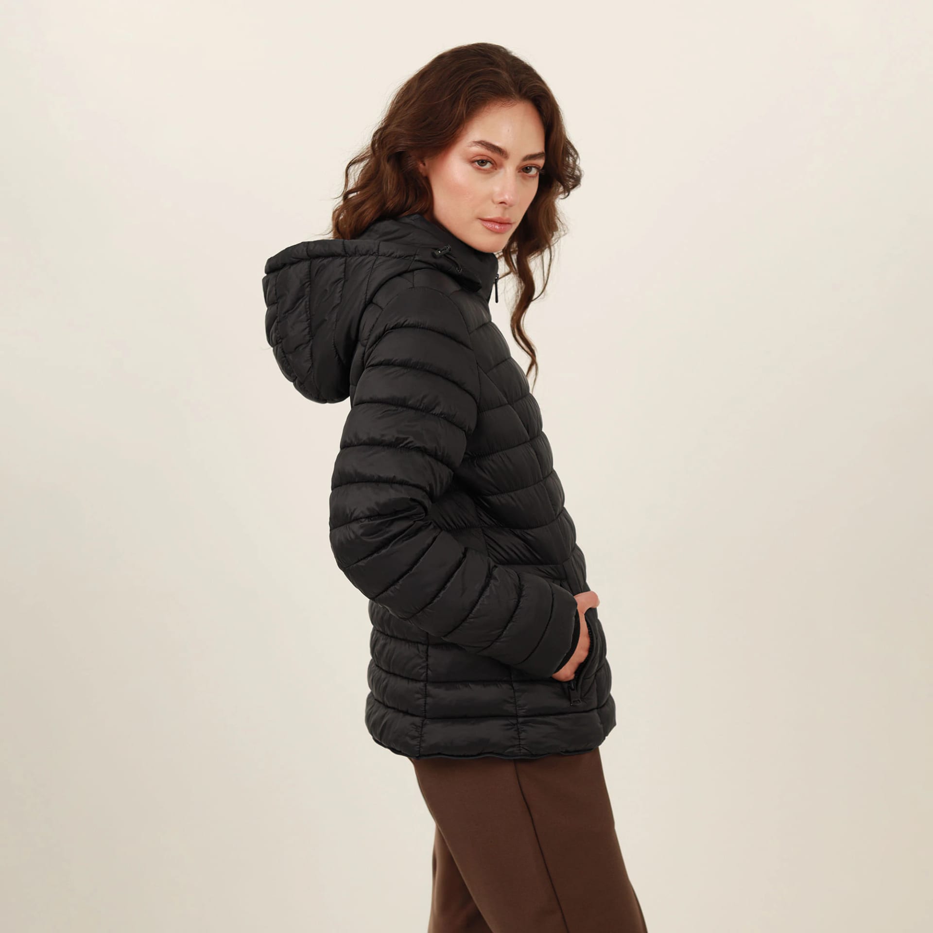 Chaqueta acolchada básica cuello alto con capucha - imagen 37