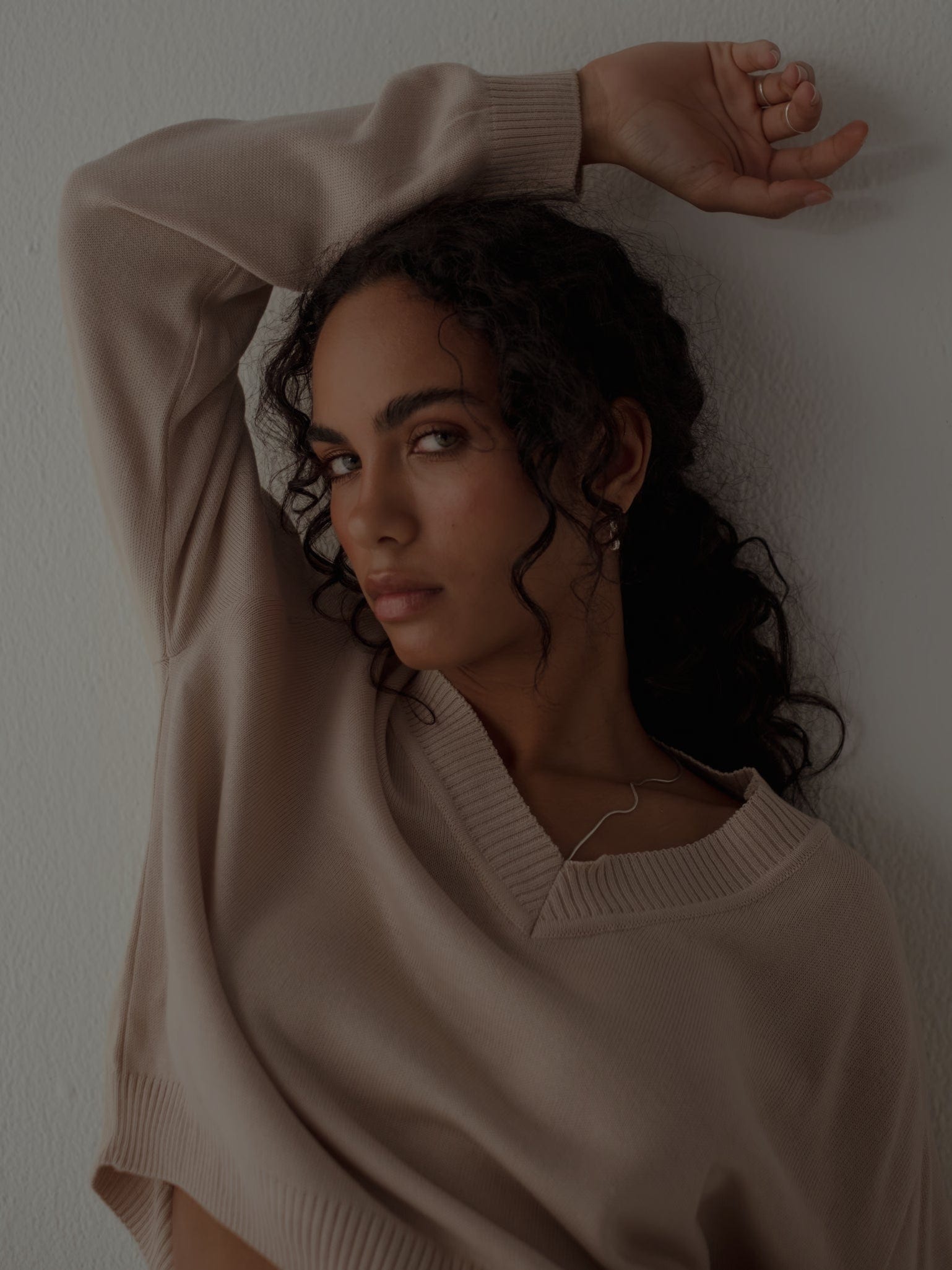 ONE HALF V-NECK KNIT SWEATER - NATURAL COTTON - imagen 8