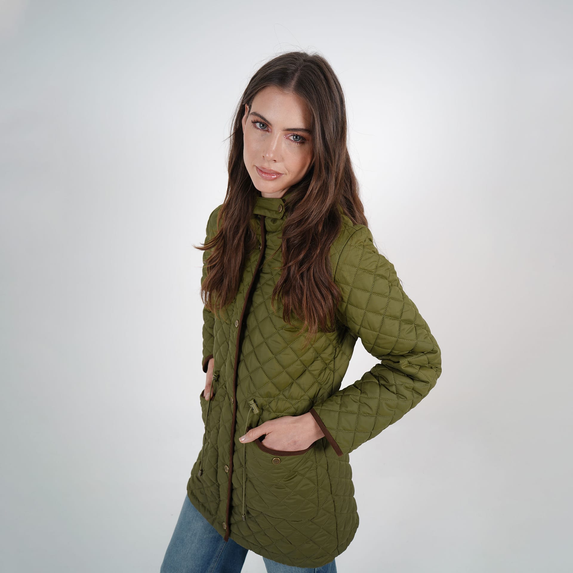 Chaqueta acolchada larga cuello alto con capucha y ajuste en cintura - imagen 9