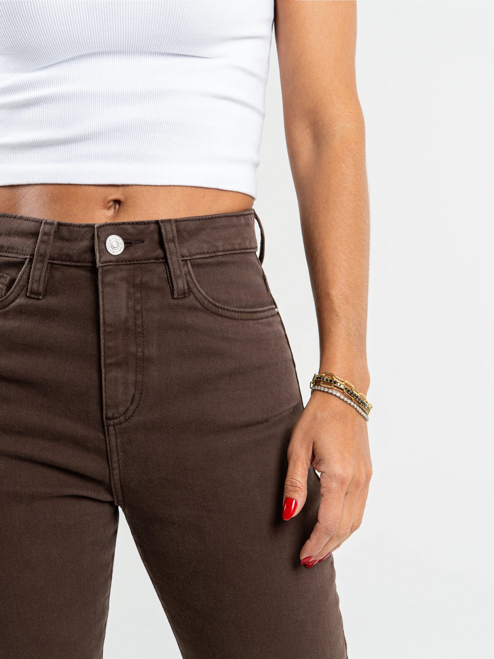 Ref: 069850 Pantalón mom fit stretch, tiro alto, tono café. - imagen 4