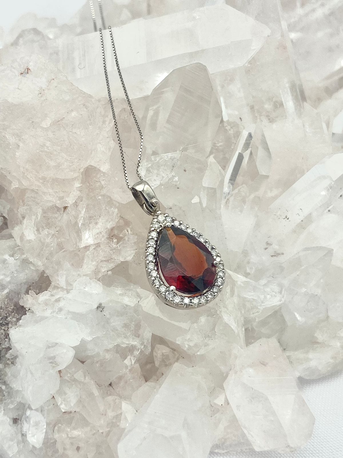 Dije Granate con  Diamantes en Oro 18K Blanco. - imagen 1