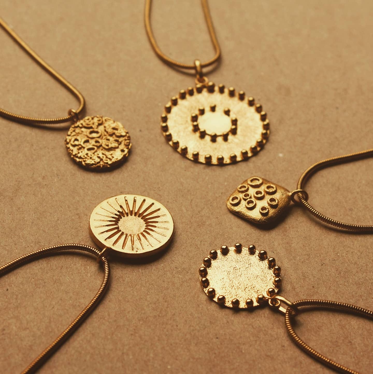Cadena de medallón con bolitas soldadas - imagen 3