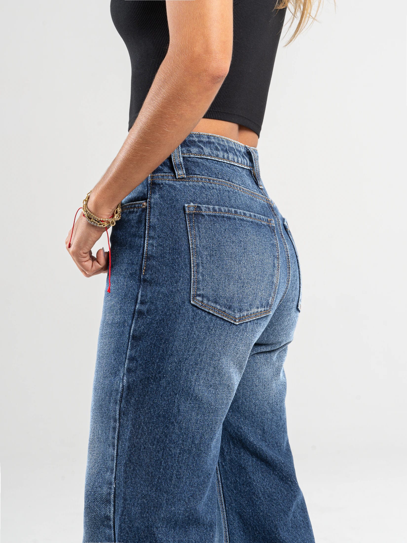 Ref: 064976 Jean Mom Flare, rígido, tiro alto, tono azul oscuro, detalle en pretina. - imagen 4