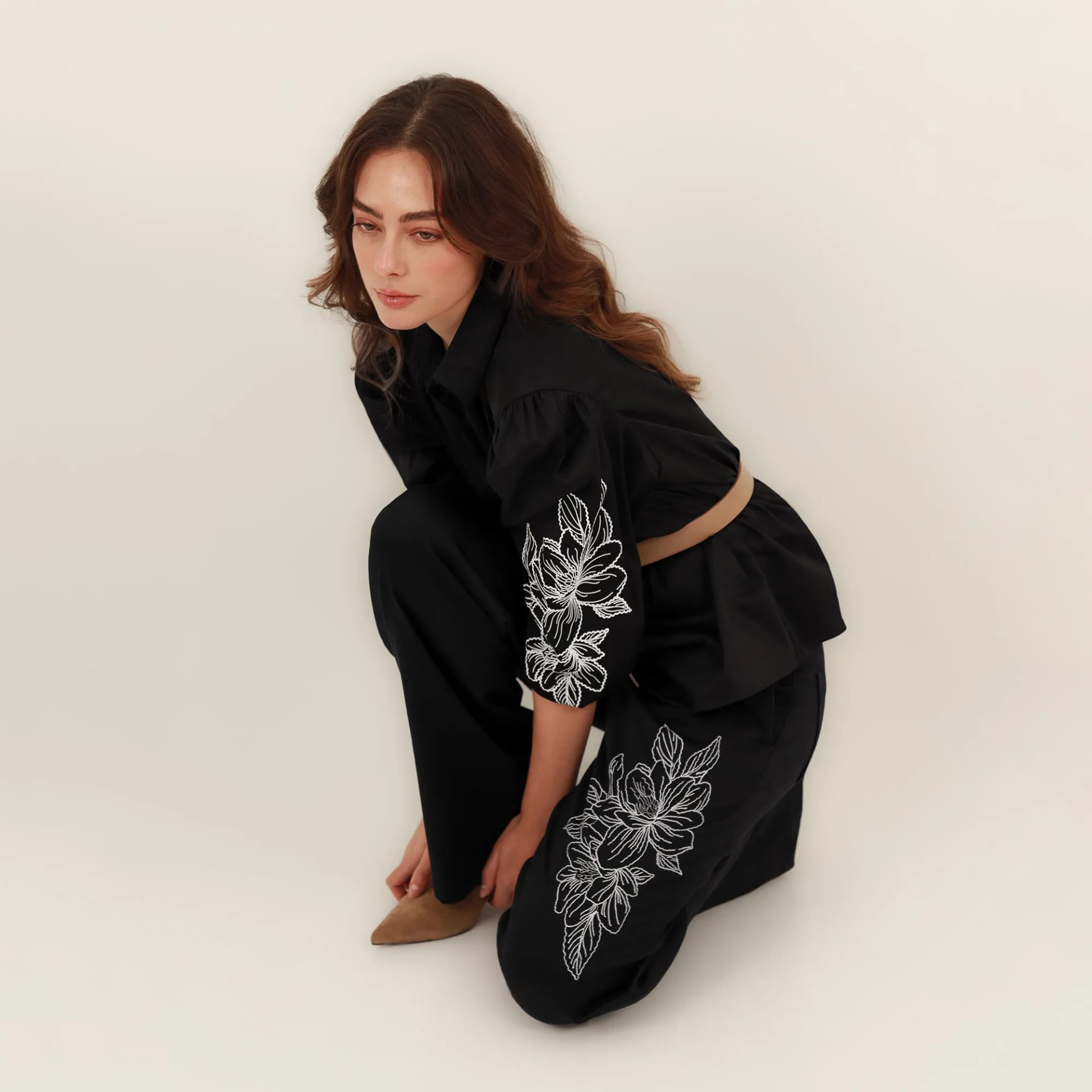 Pantalón palazzo bota flare con bordado flor - imagen 6