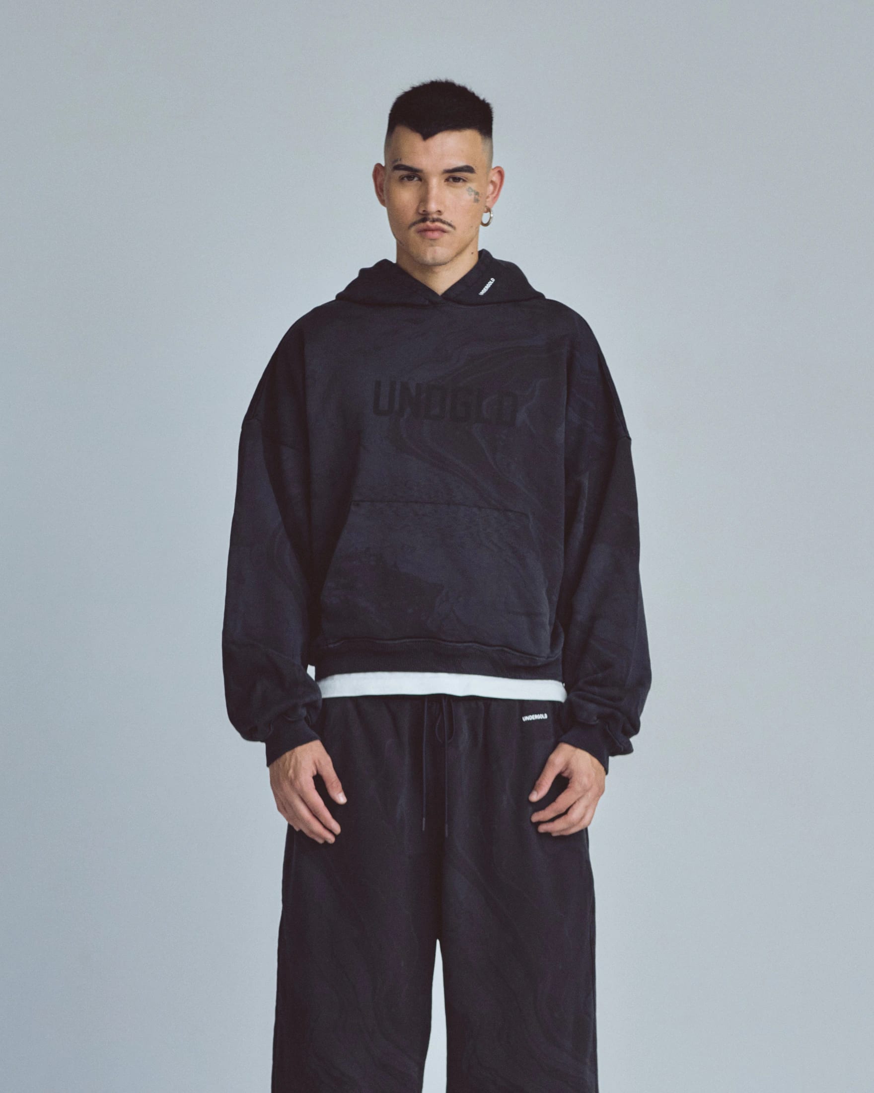 Basics UNDGLD Boxy Hoodie Oiled Black - imagen 2