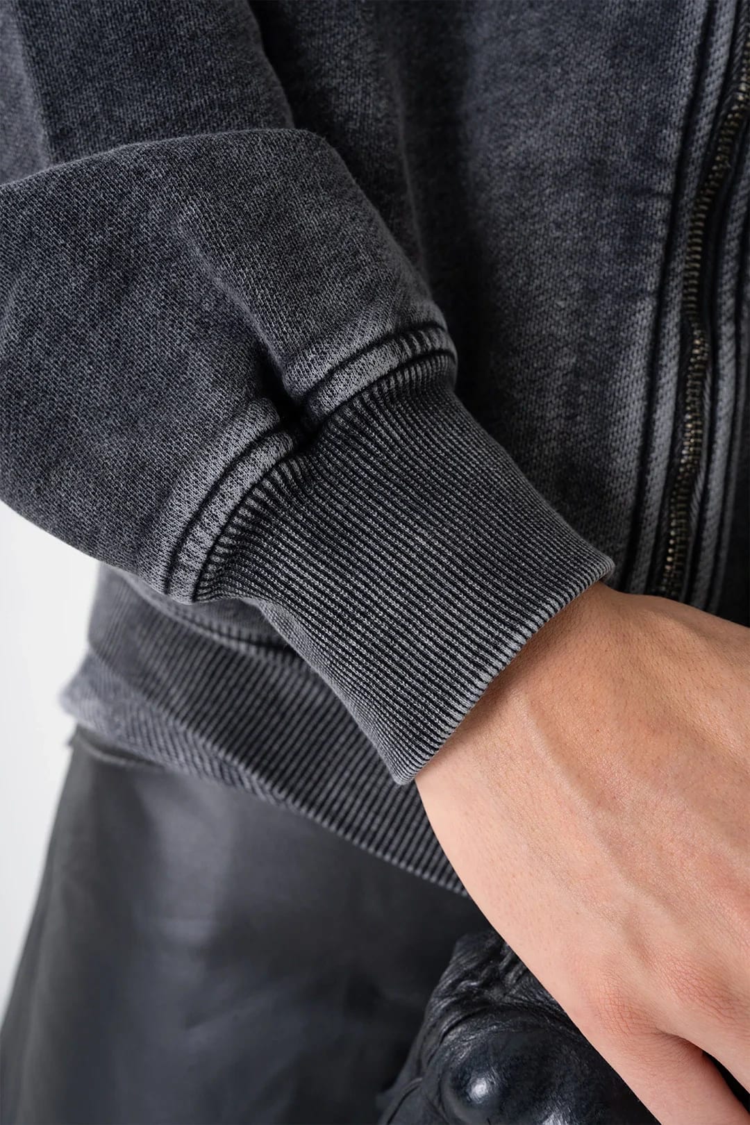 VENENO BUZO ZIPPER LEATHER COW - imagen 9