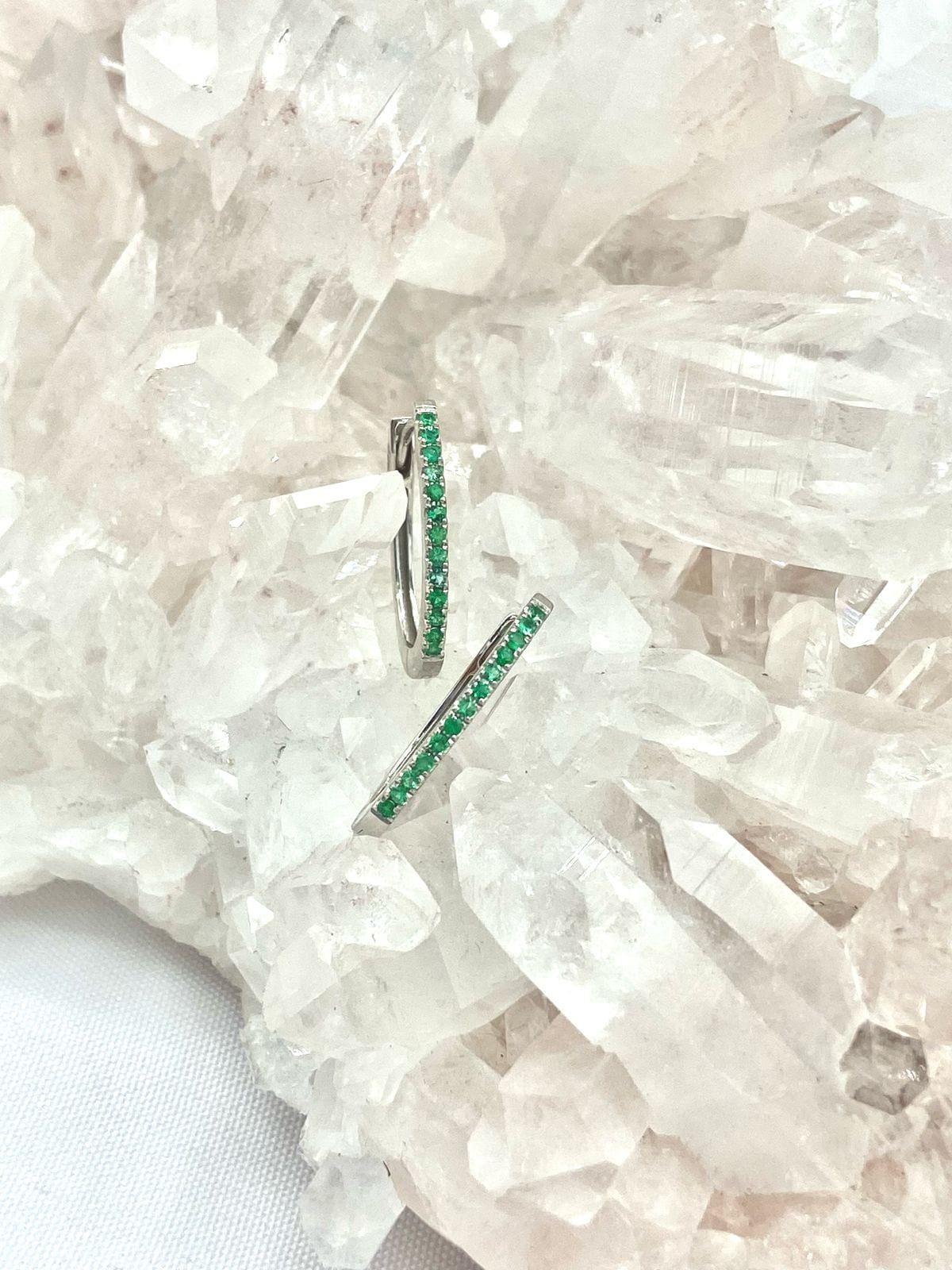 Aretes Esmeralda en Oro Blanco 18K estilo candonga Ovaladas medianas - imagen 1