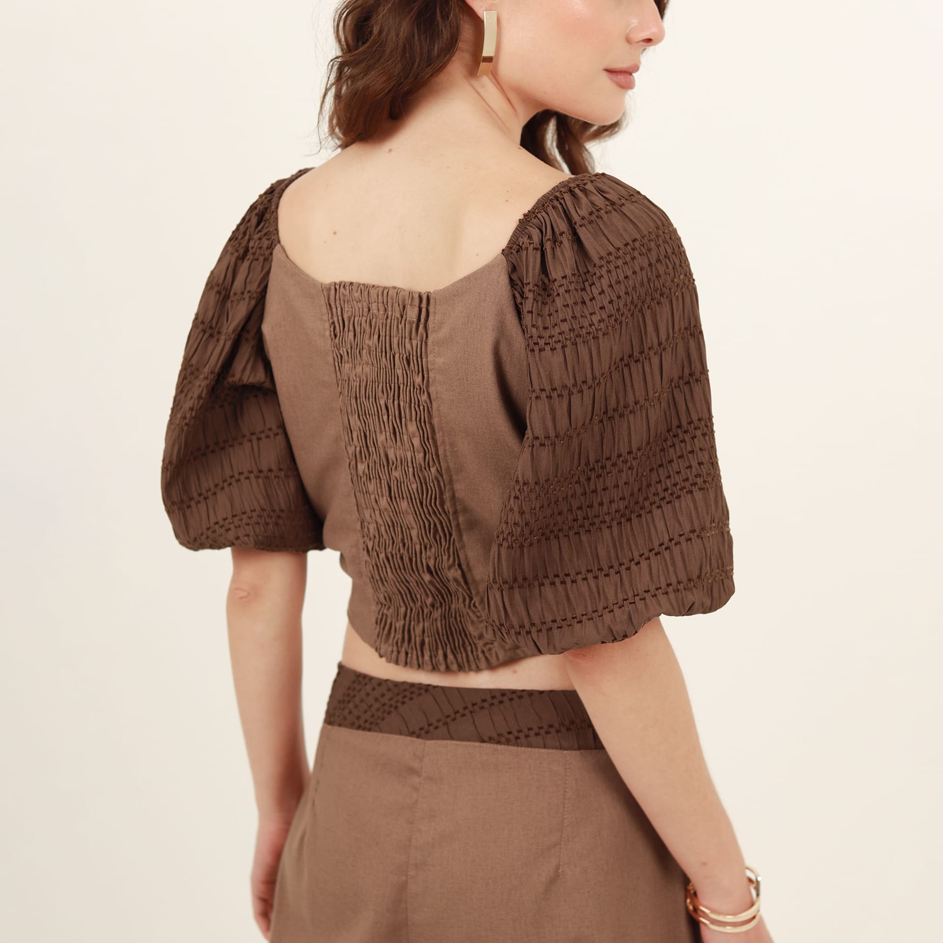 Blusa crop cuello nudo manga corta ranglán - imagen 5