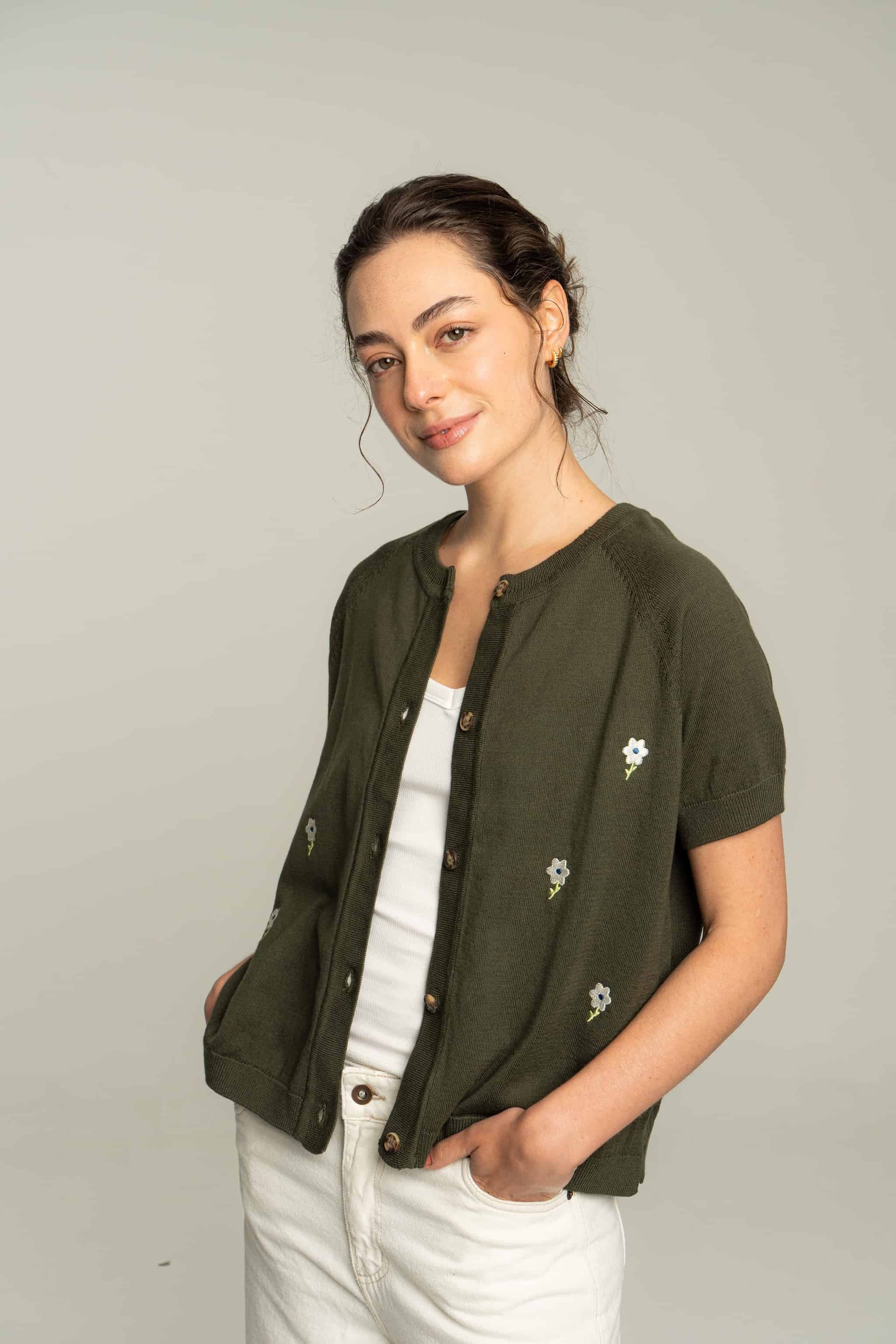 Cardigan corto flores bordadas - verde - imagen 4