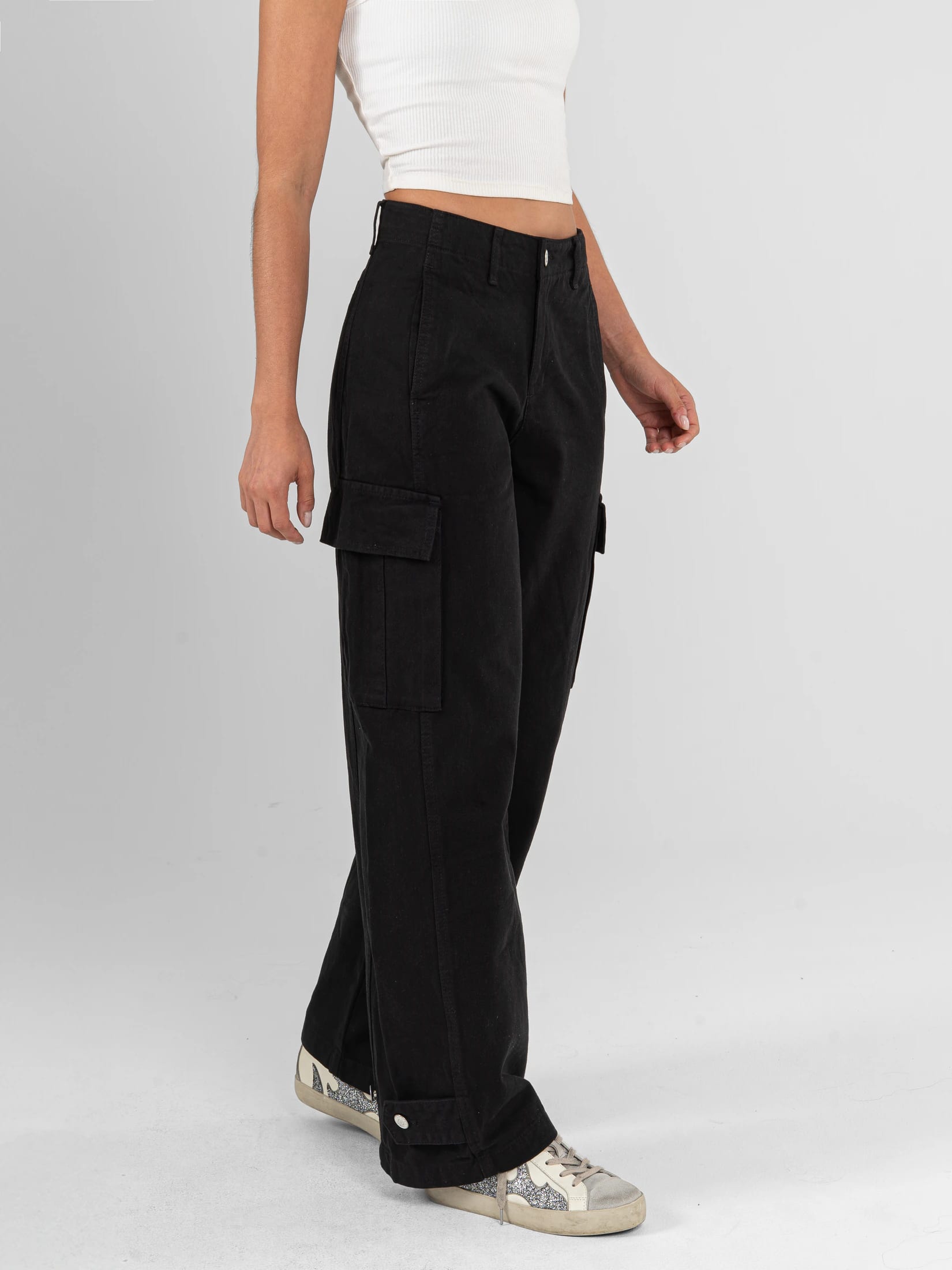Ref: 0620483 Pantalón Cargo rígido, tiro alto, tono negro, diseño con bolsillos laterales - imagen 3