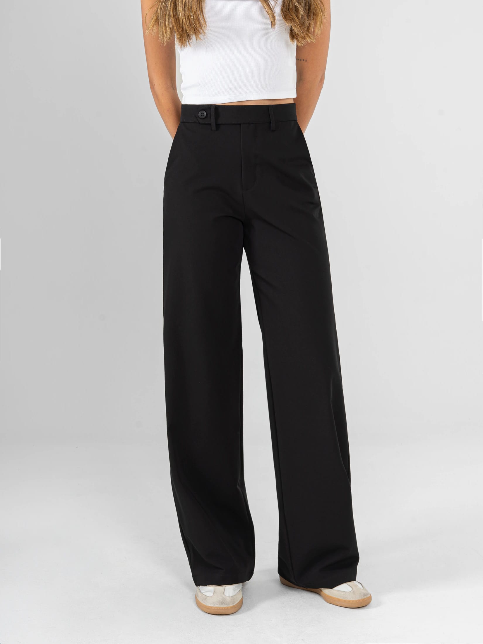 Ref: 0620428 Pantalón straight leg, stretch, tejido plano liviano, tiro alto, detalle en pretina, tono negro. - imagen 3