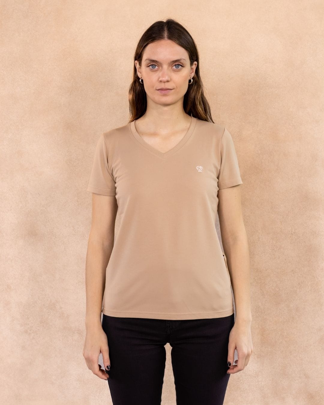 Camiseta Antimanchas Cuello V Arena - Talla Regular - imagen 1