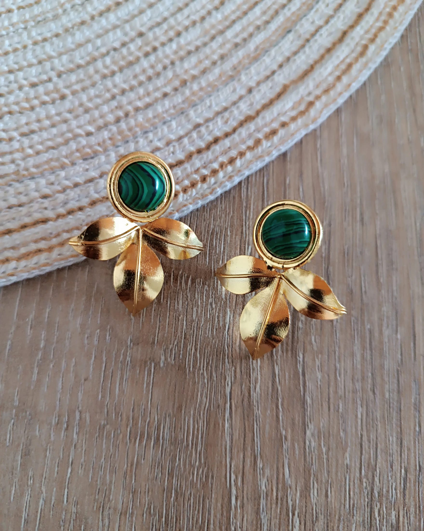 Aretes topos tres pétalos Andi piedra Malaquita - imagen 4