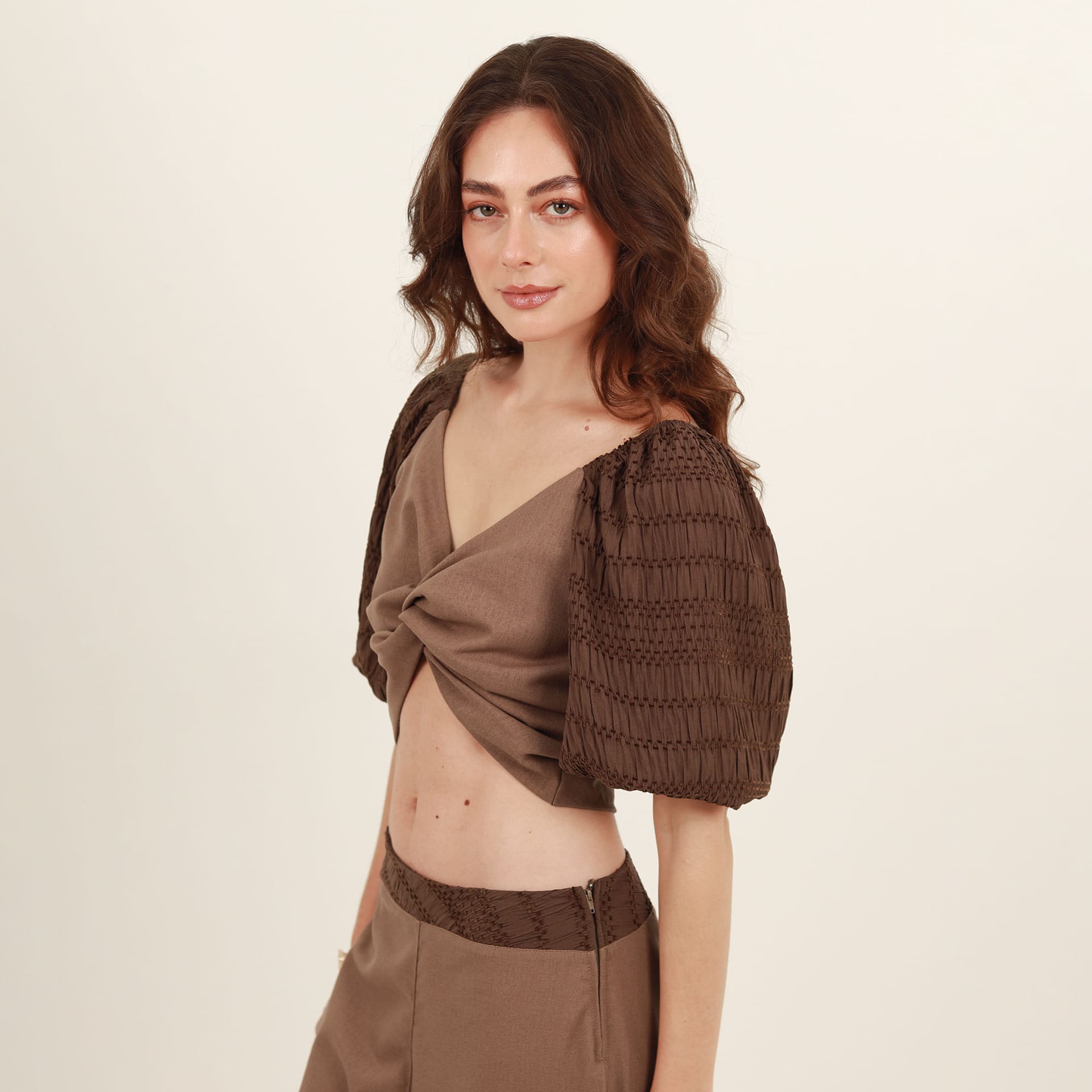 Blusa crop cuello nudo manga corta ranglán - imagen 4