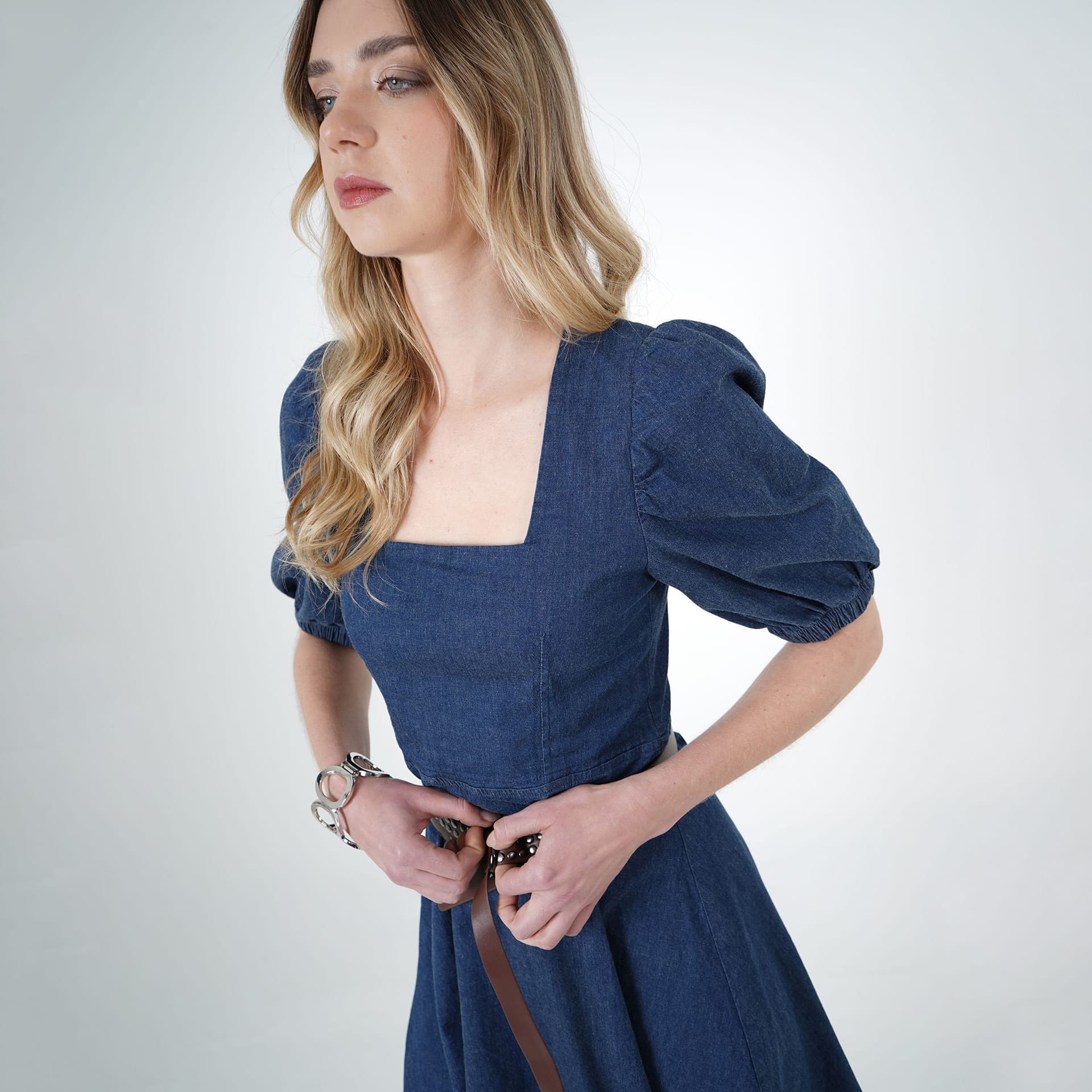 Vestido midi en denim cuello cuadrado mangas globo - imagen 2