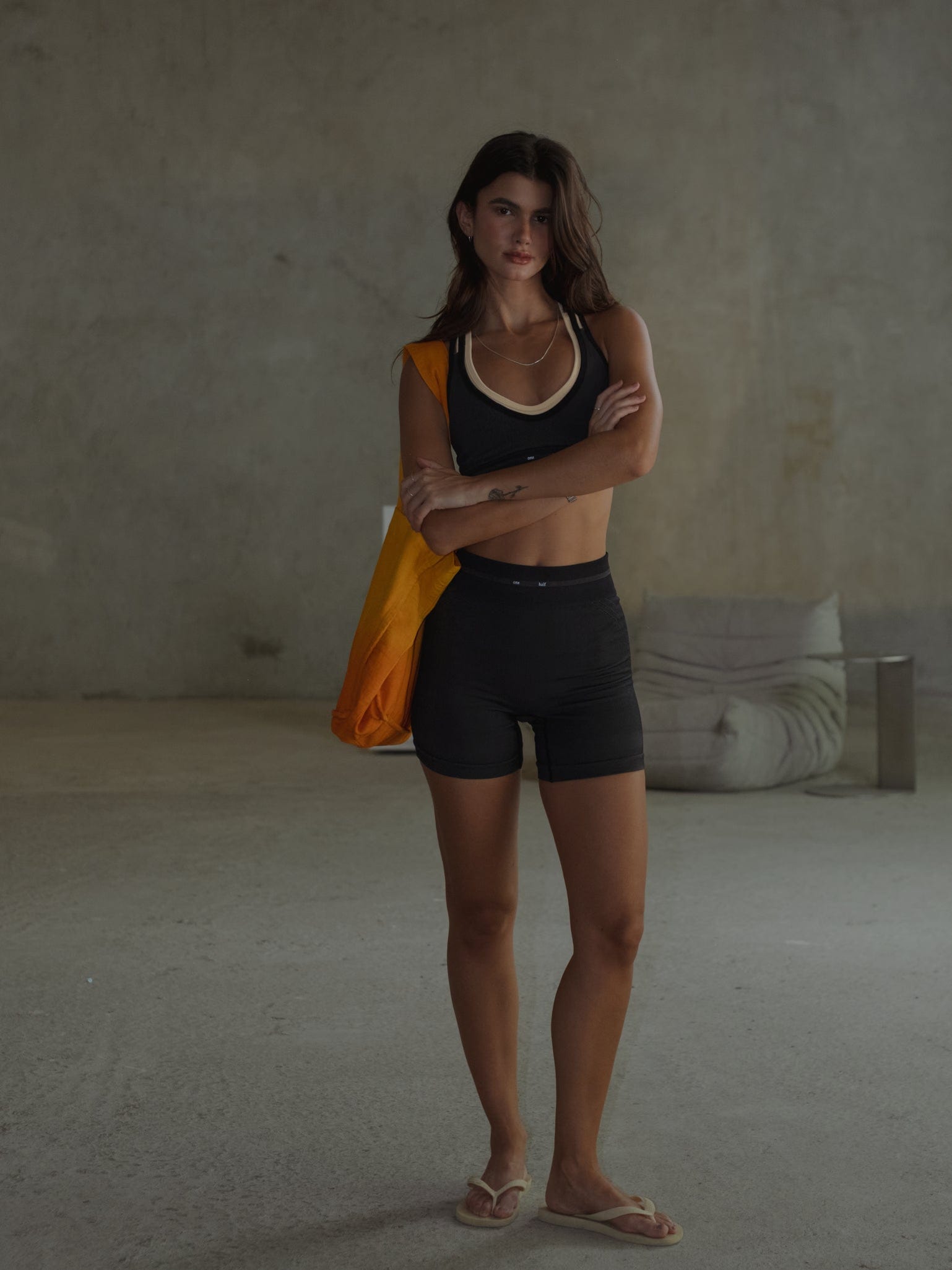 TWIST BACK LINES SEAMLESS TOP - SHADOW UNDERTONE - imagen 3