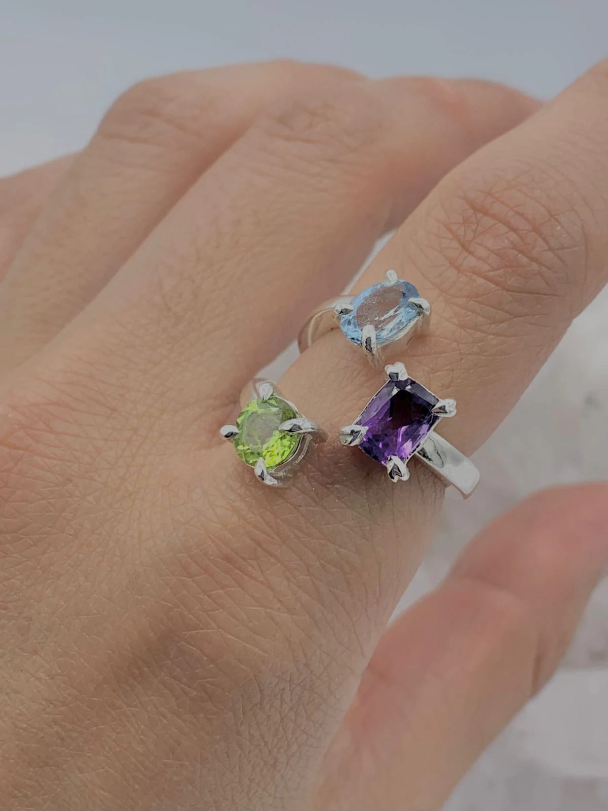 Anillo multipiedras Aguamarina, Peridoto y Amatista colección llénate de color - imagen 2