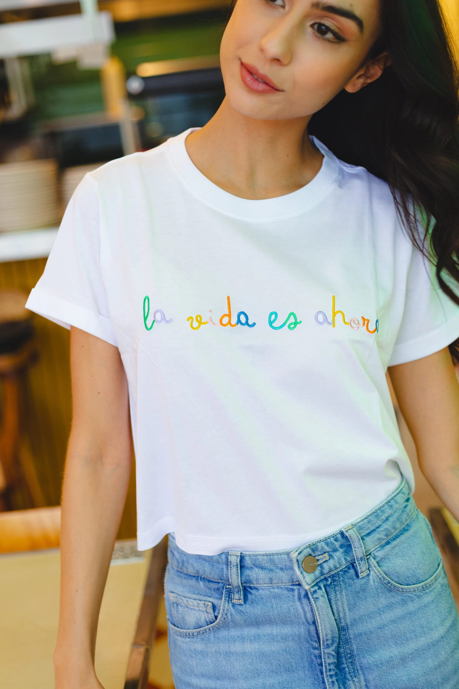 La Vida Es Ahora Embroidered Cropped Tee - imagen 2