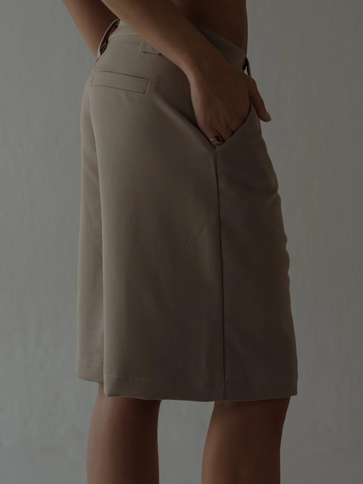 LONG CLASSIC SHORTS - TAUPE - imagen 11