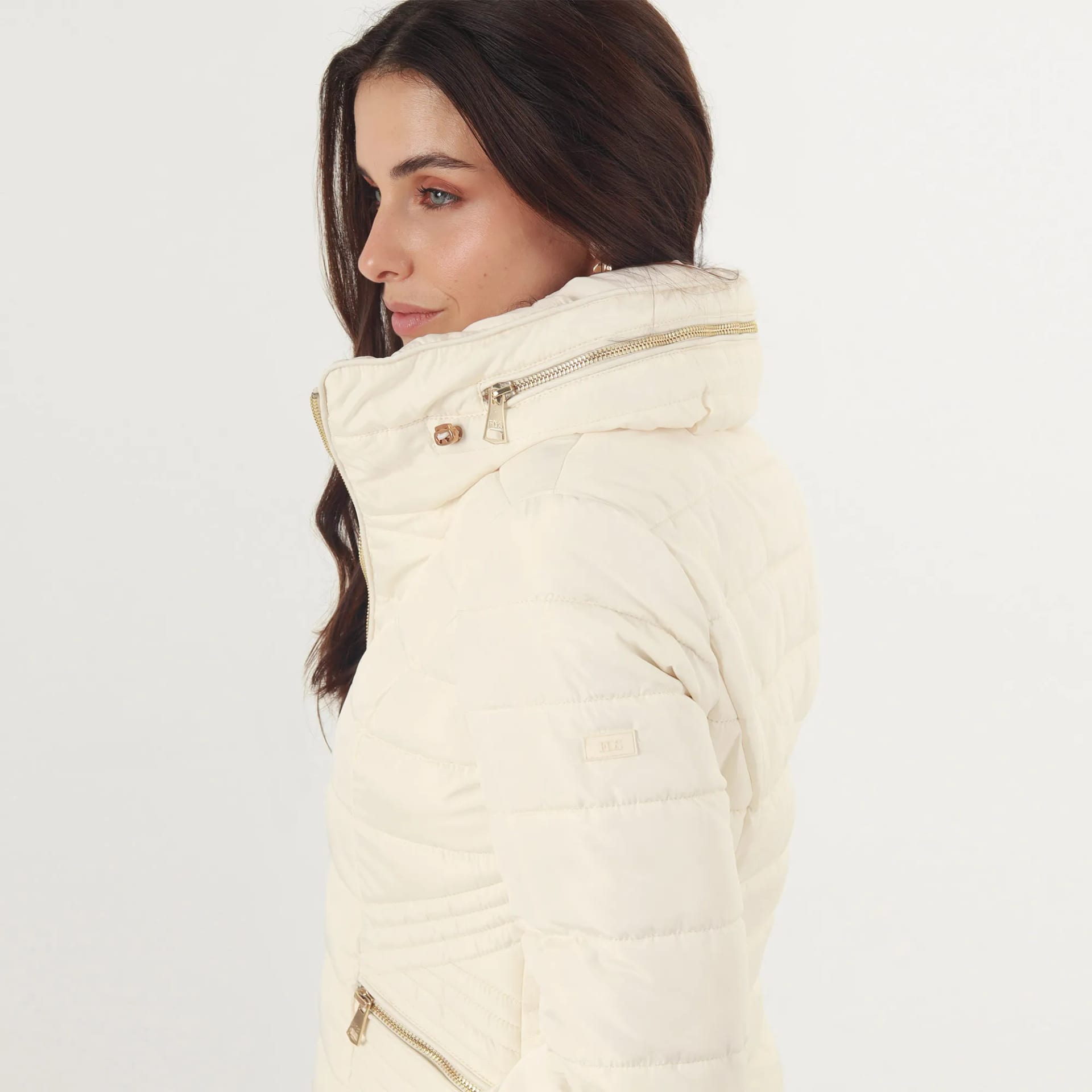 Chaqueta acolchada cuello alto con capucha interna - imagen 45