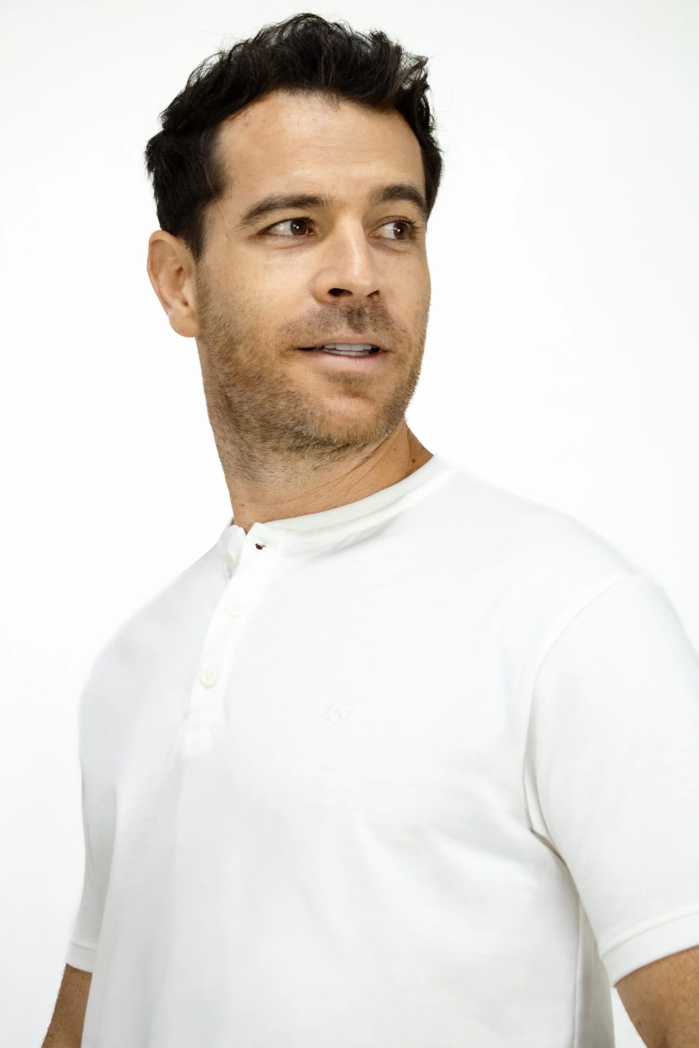 Camiseta Cuello Henley Manga Corta Blanca para Hombre - imagen 4