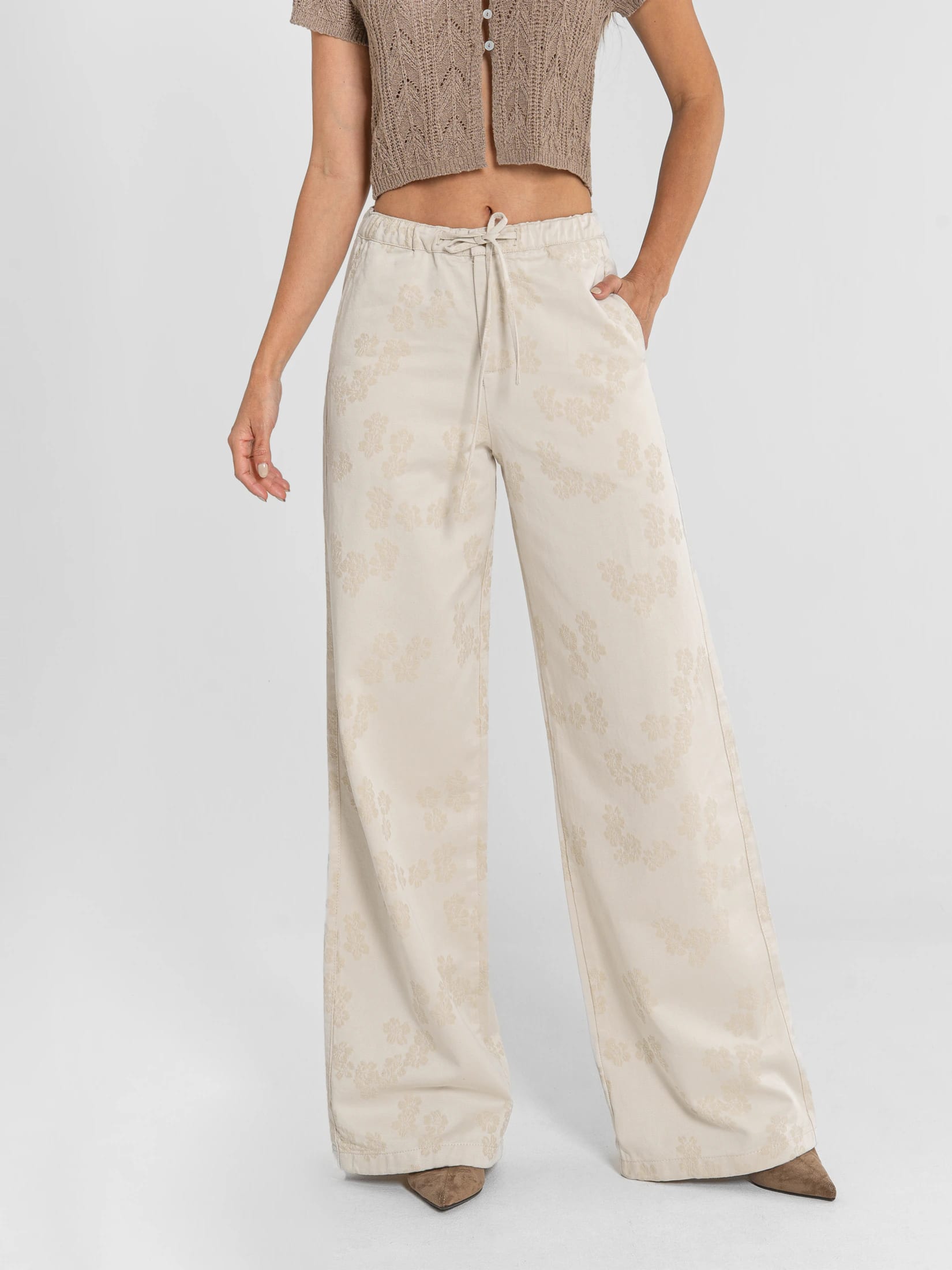 Ref: 0620407 Pantalón mom flare, rígido, tiro alto, detalle de tela bordada, pretina resortada,  tono natural - imagen 1