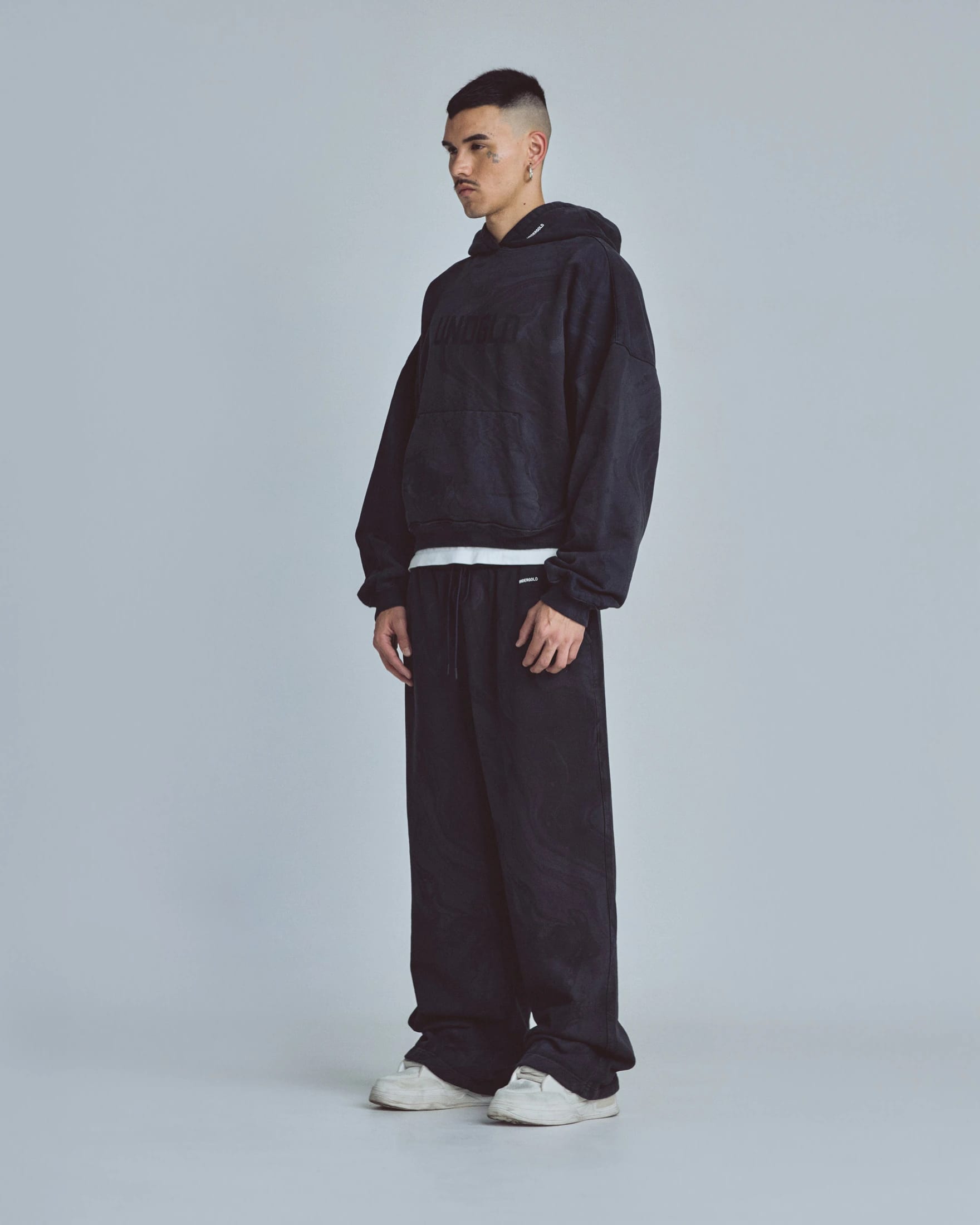 Basics UNDGLD Boxy Hoodie Oiled Black - imagen 5
