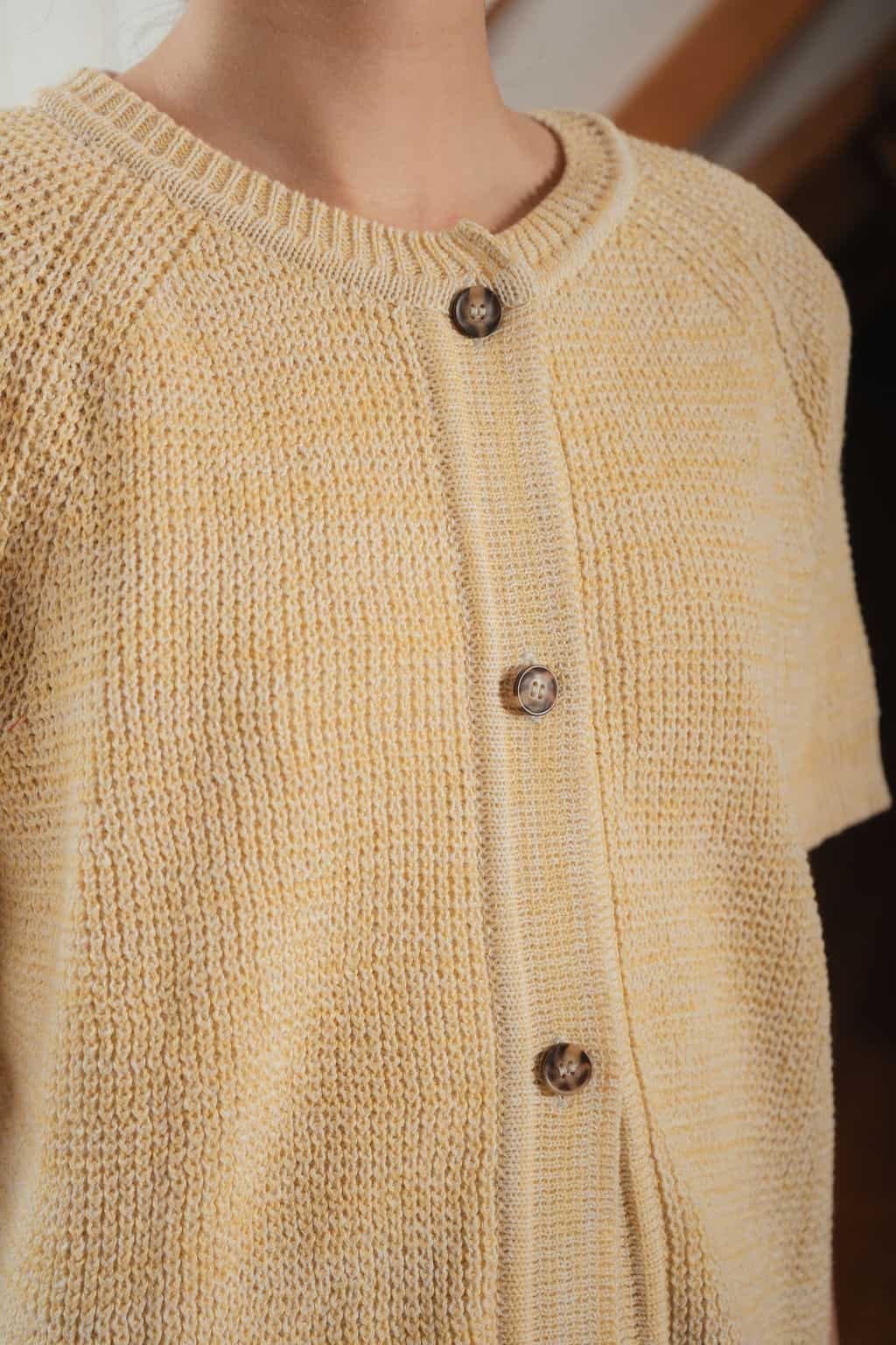 Saco manga corta cardigan perlado amarillo - imagen 2