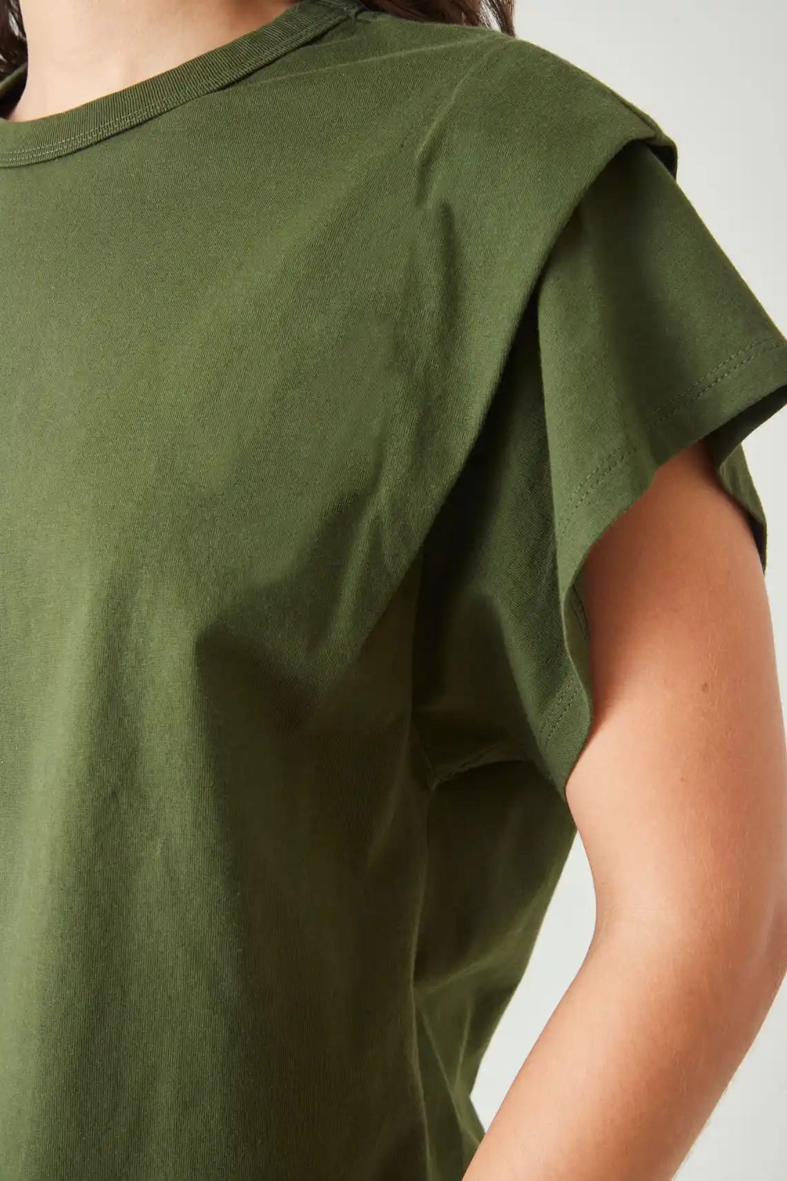 Camiseta relaxed fit bolero en hombro en verde oliva para mujer - imagen 4