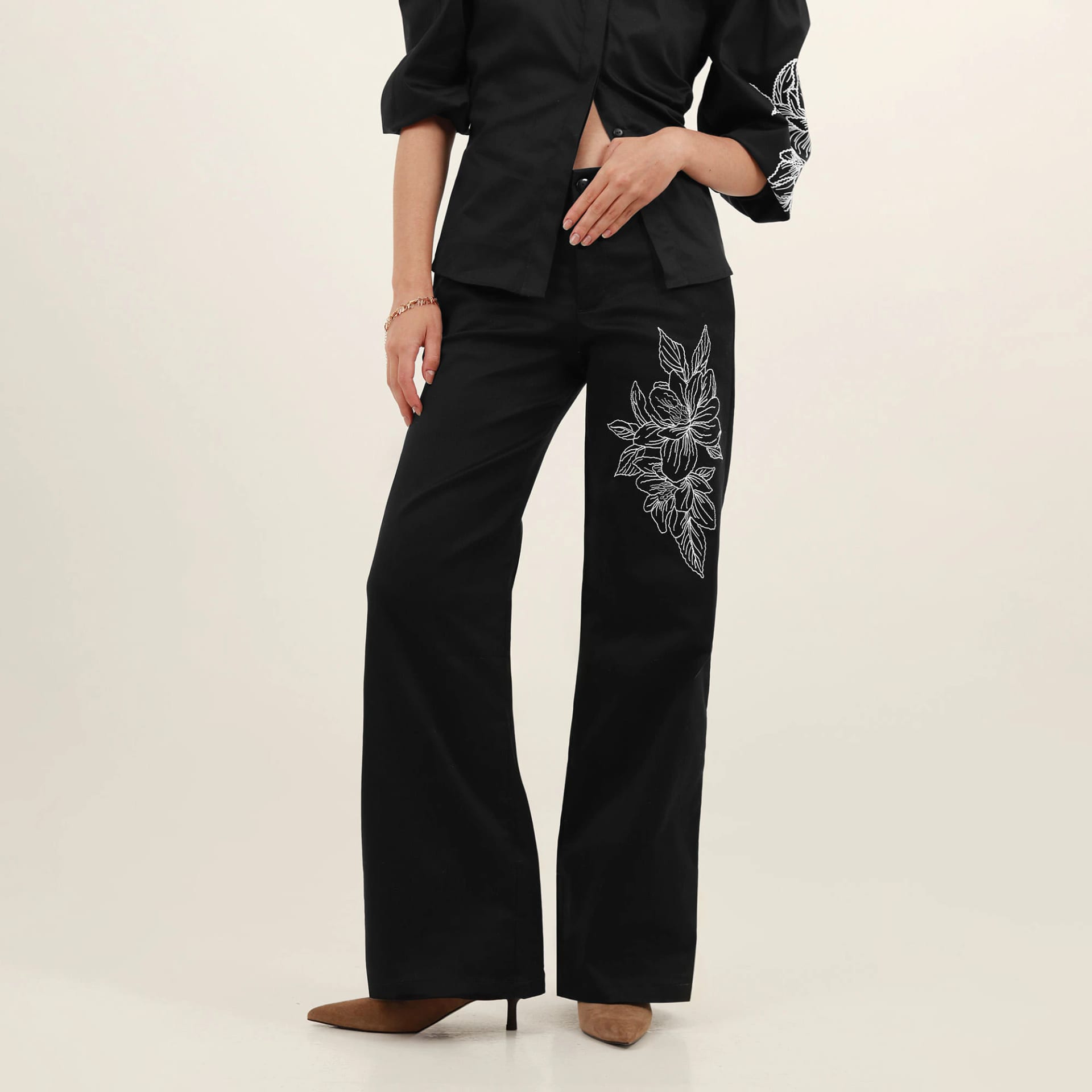 Pantalón palazzo bota flare con bordado flor - imagen 7