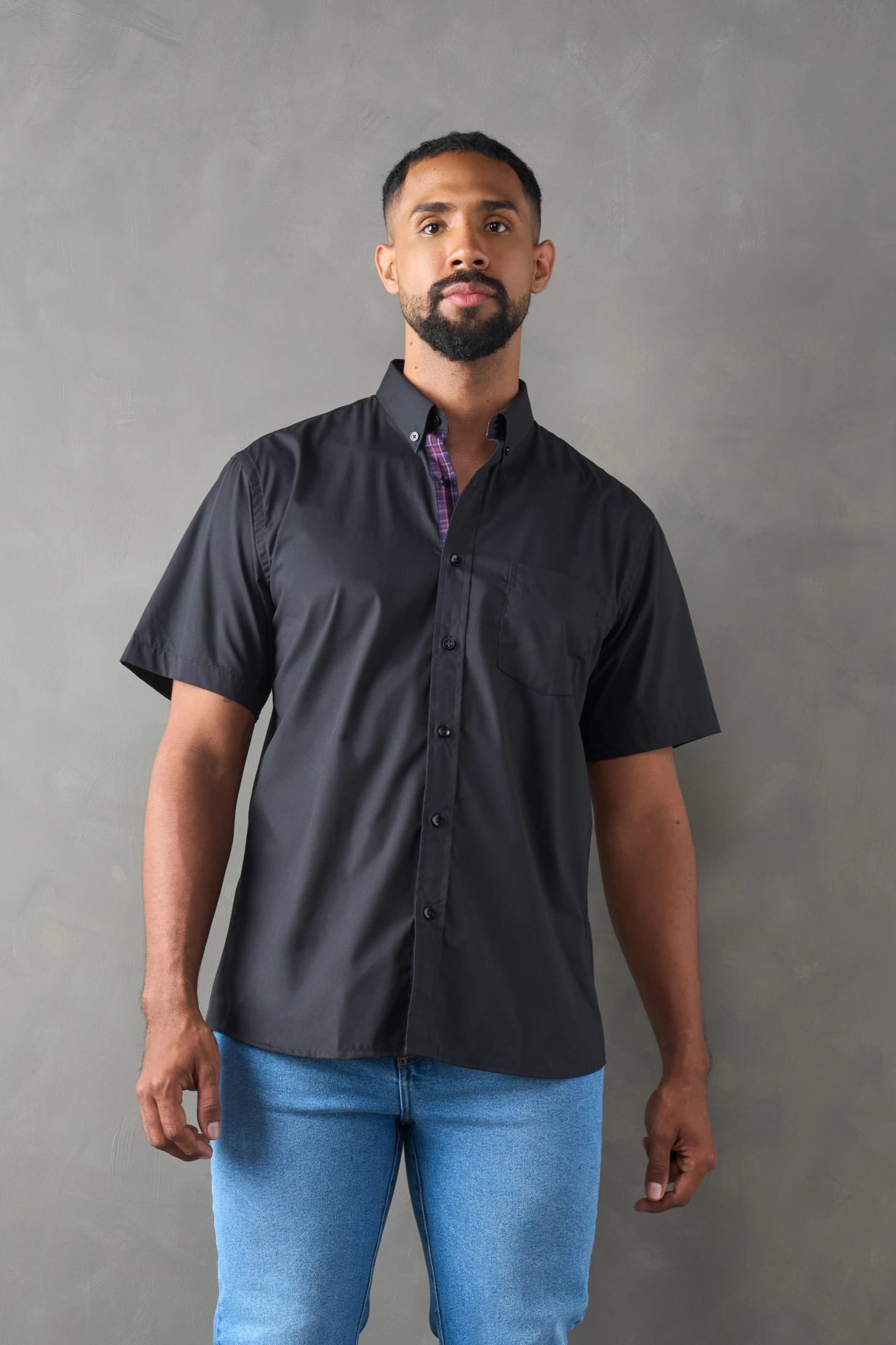 Camisa regular fit manga corta negro - imagen 1
