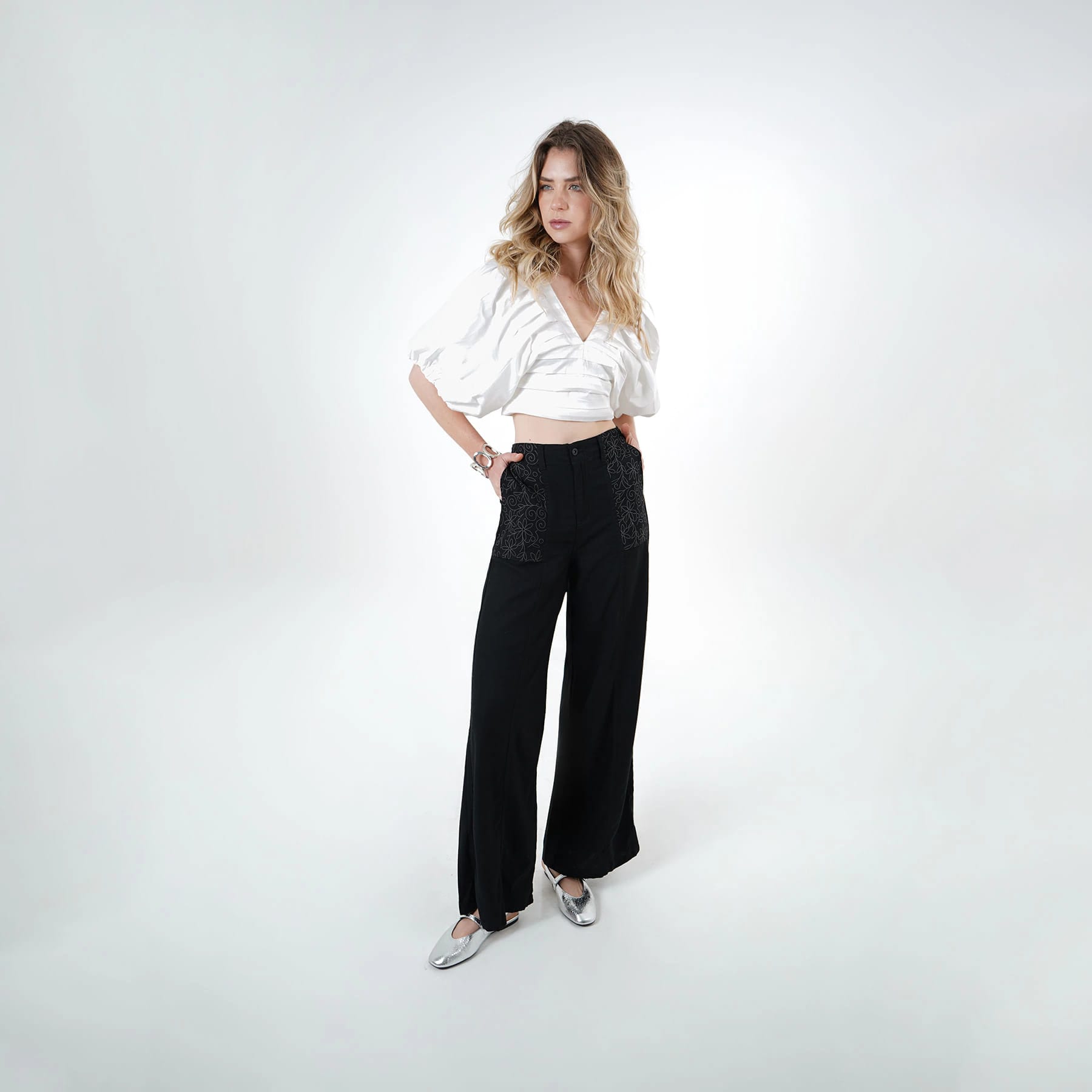 Blusa crop escote en v manga globo alforzada abierta en espalda - imagen 9