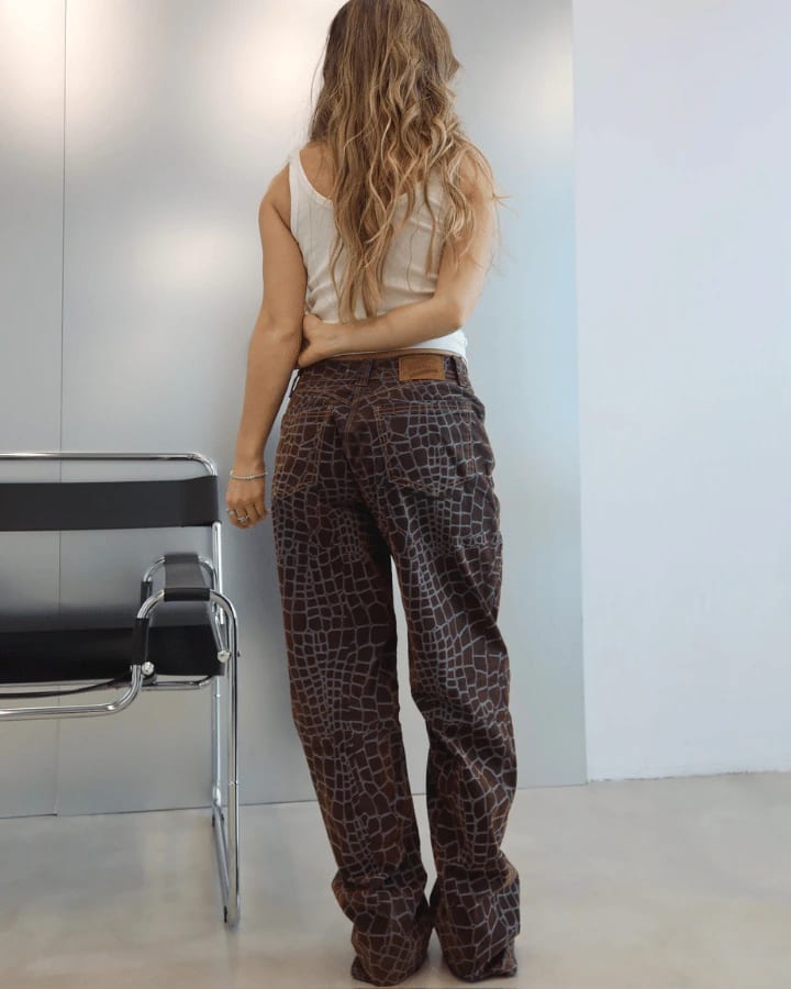 JEAN RELAXED FIT GIRAFFE PRINT CAFÉ - imagen 4
