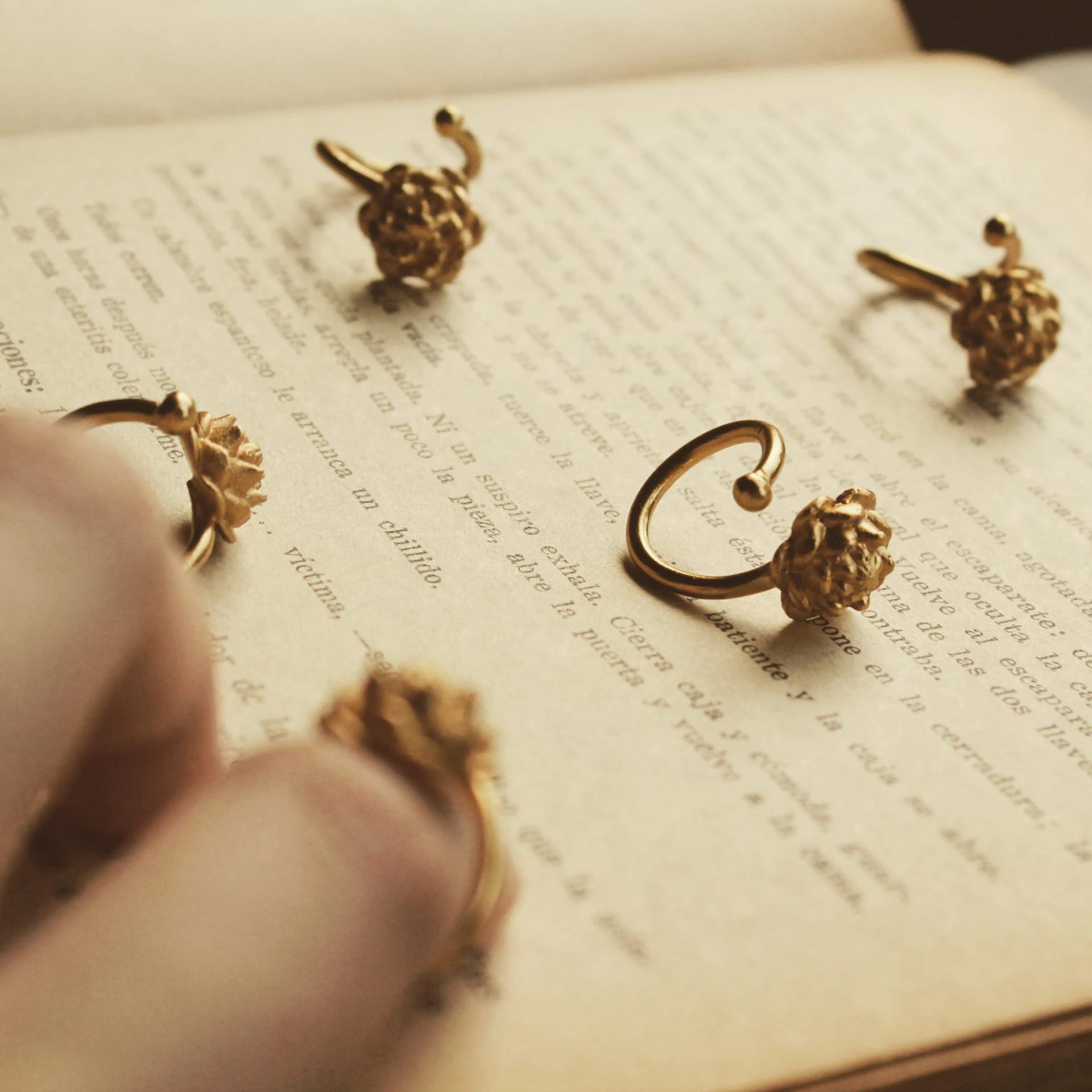 Anillo con flor de loto pequeña - imagen 6