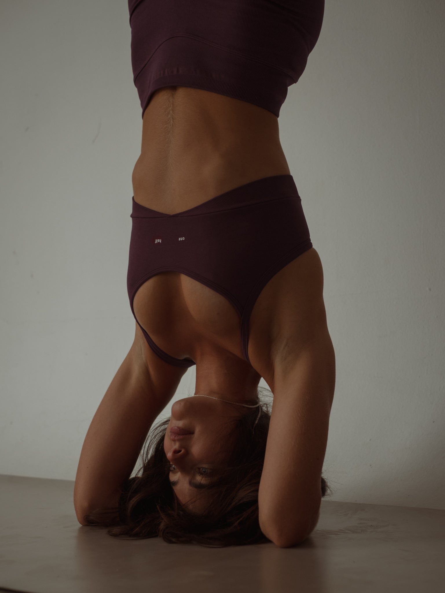 OVERLAY SEAMLESS CROP TOP - CRANBERRY - imagen 9