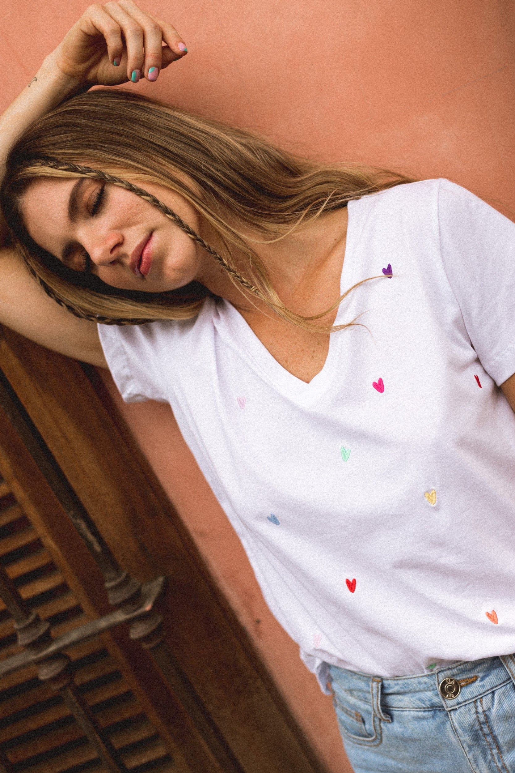 Amor con Amor se Paga Embroidered V-Neck Tee - imagen 1