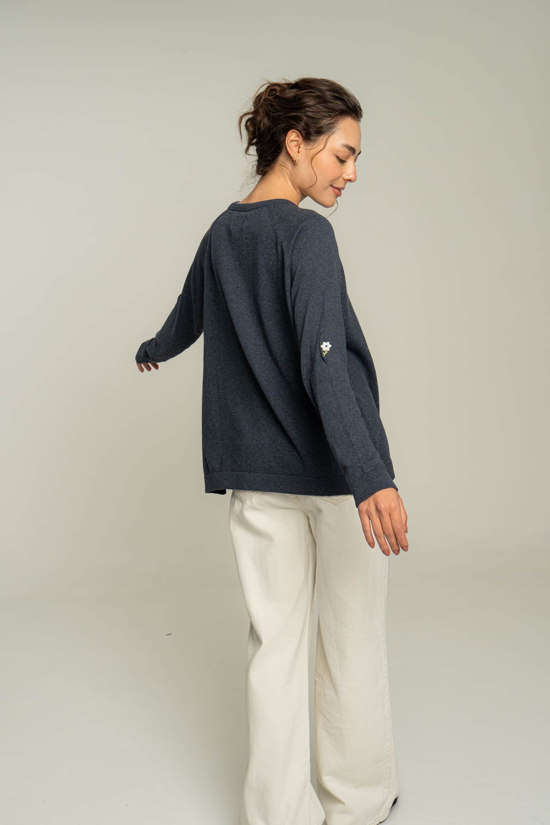 Sweater flores bordadas - azul petróleo - imagen 5
